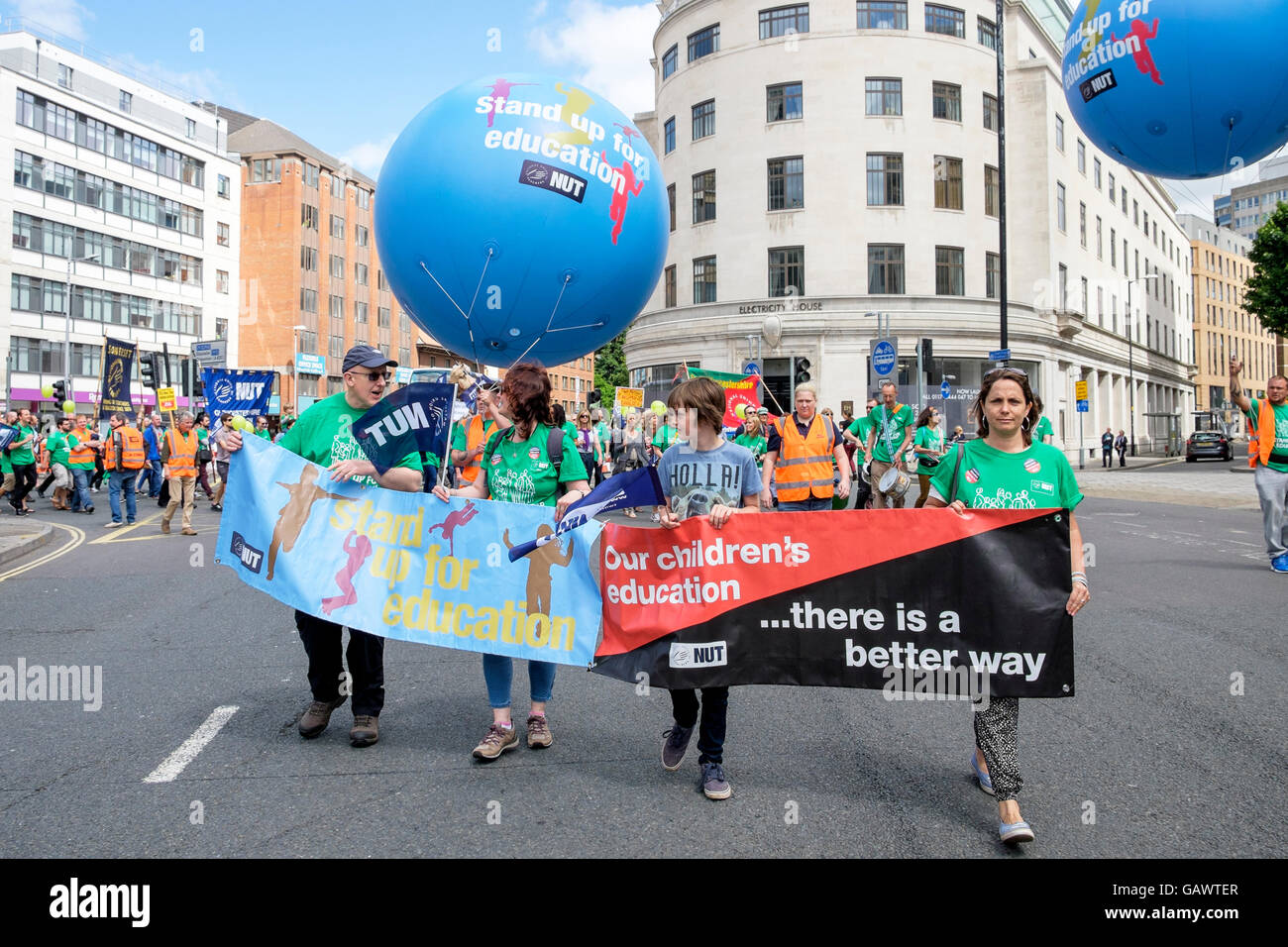 Bristol, Royaume-Uni. 5 juillet, 2016. Les enseignants en grève et leurs partisans sont représentés comme ils font leur chemin à travers le centre-ville au cours d'une marche et un rassemblement dans le centre-ville.La démonstration faisait partie d'une journée nationale d'action appelée par l'écrou à l'appui d'une grève des enseignants le 5 juillet. Credit : lynchpics/Alamy Live News Banque D'Images