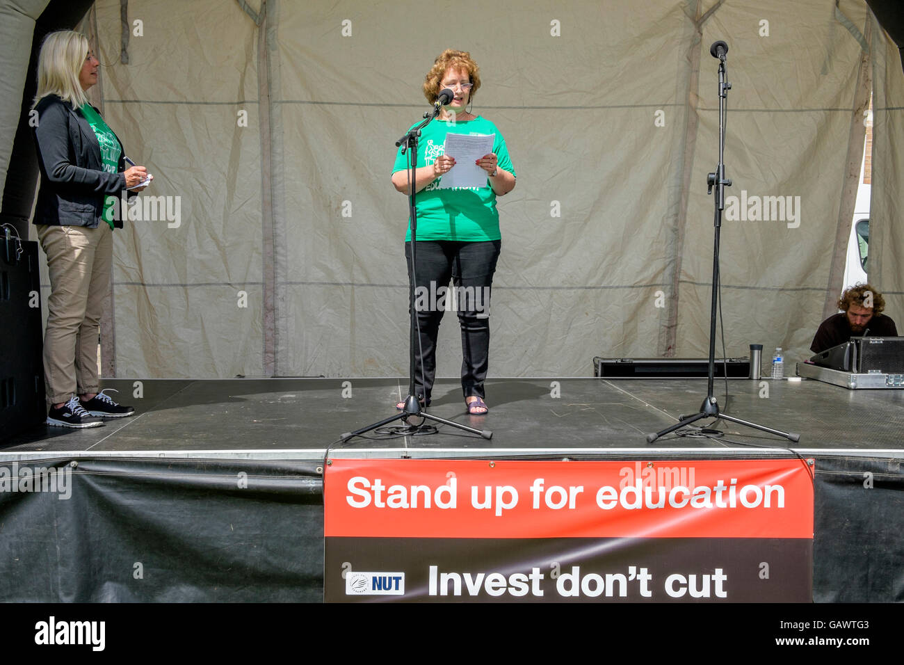Bristol, Royaume-Uni. 5 juillet, 2016. Anne Swift président de l'Union nationale des enseignants est photographié à parler d'enseignants en grève et leurs partisans lors d'un rassemblement au collège green. Le rallye et mars faisait partie d'une journée nationale d'action appelée par l'écrou pour soutenir la grève des enseignants le 5 juillet. Credit : lynchpics/Alamy Live News Banque D'Images