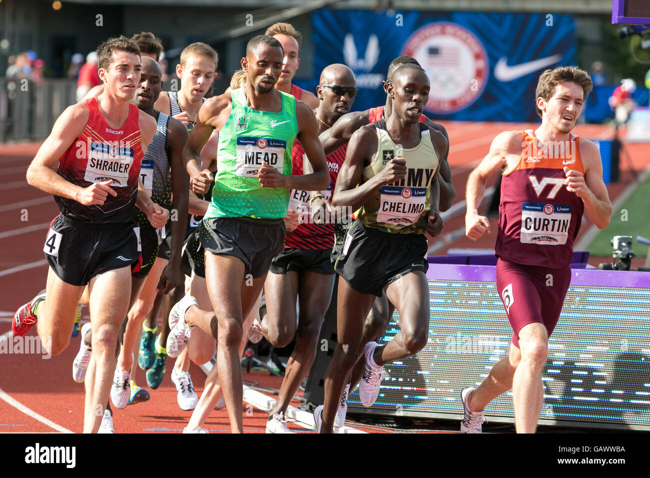 Eugene, États-Unis. 4 juillet, 2016. Thomas Curtin, Paul Chelimo, Hassan Mead, et Brian Shrader mener le pack à mi-chemin au 1er tour du 5000m hommes à l'USATF 2016 Essais olympiques à l'historique Hayward Field de Eugene, Oregon, USA. Credit : Joshua Rainey/Alamy Live News. Banque D'Images