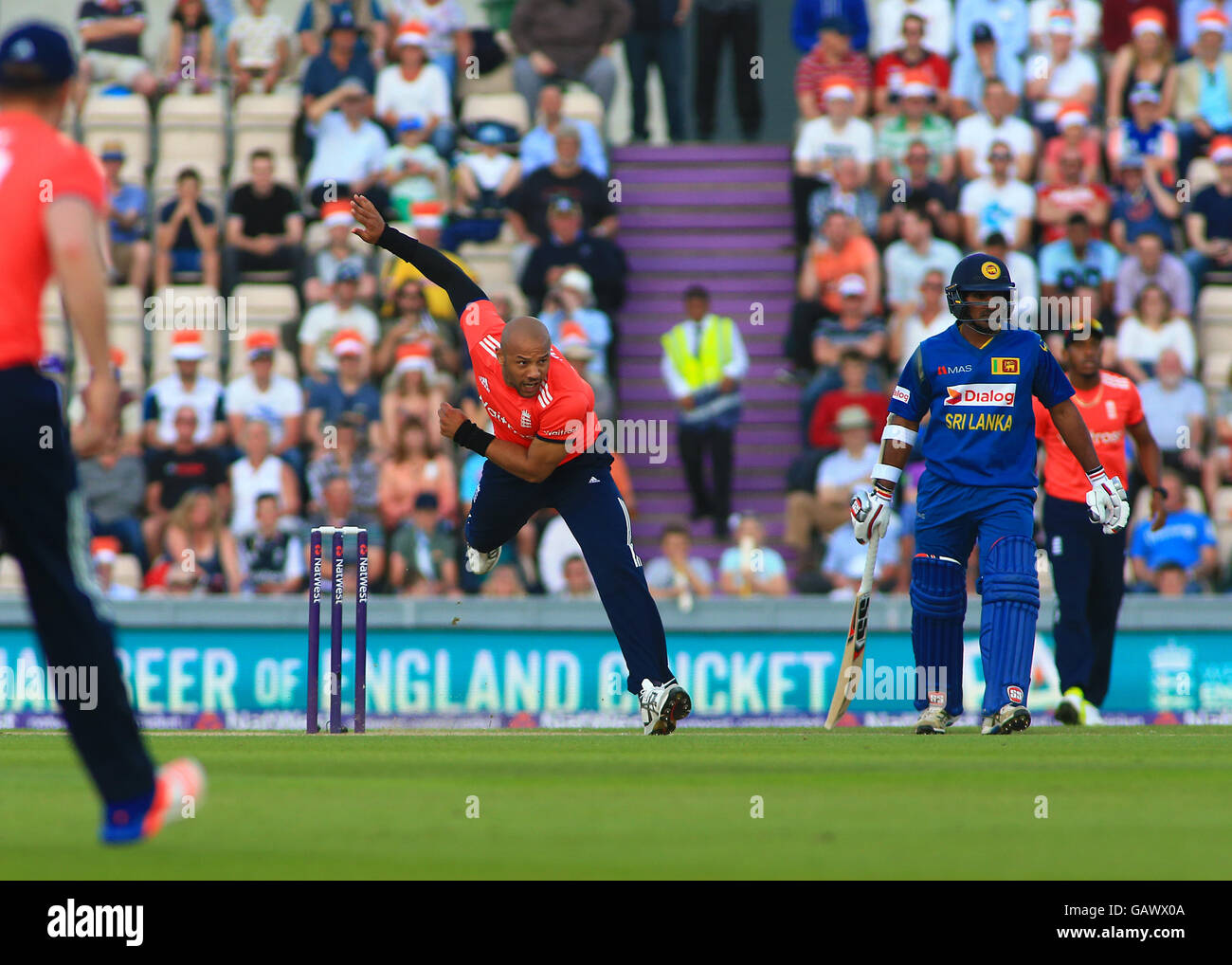 L'Ageas Bowl, Southampton, UK. 05 juillet, 2016. Men's NatWest International T20. L'Angleterre contre le Sri Lanka. England's fast bowler Tymal Mills commence sa première action sur © Plus Sport/Alamy Live News Banque D'Images