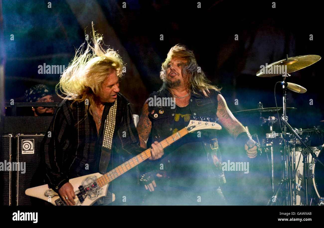 Moapa Valley, Nevada, USA. 4 juillet, 2016. Vince Neil's band et Bret Michaels band effectuée à l'oapa Madness 2016' une piscine Juillet 4ème concert et spectacle de feux d'artifice. Vince Neil et Dana Strum sur scène - Crédit photo : Ken Howard/Alamy Live News Banque D'Images