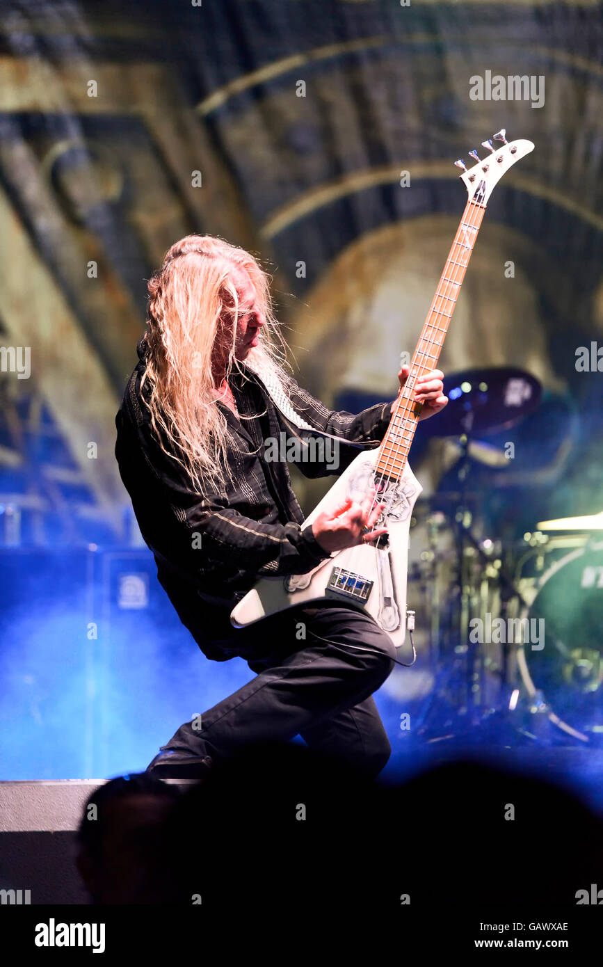Moapa Valley, Nevada, USA. 4 juillet, 2016. Vince Neil et Bret Michaels effectuée à l'oapa Madness 2016' une piscine Juillet 4ème concert et spectacle de feux d'artifice. Credit : Ken Howard/Alamy Live News Banque D'Images