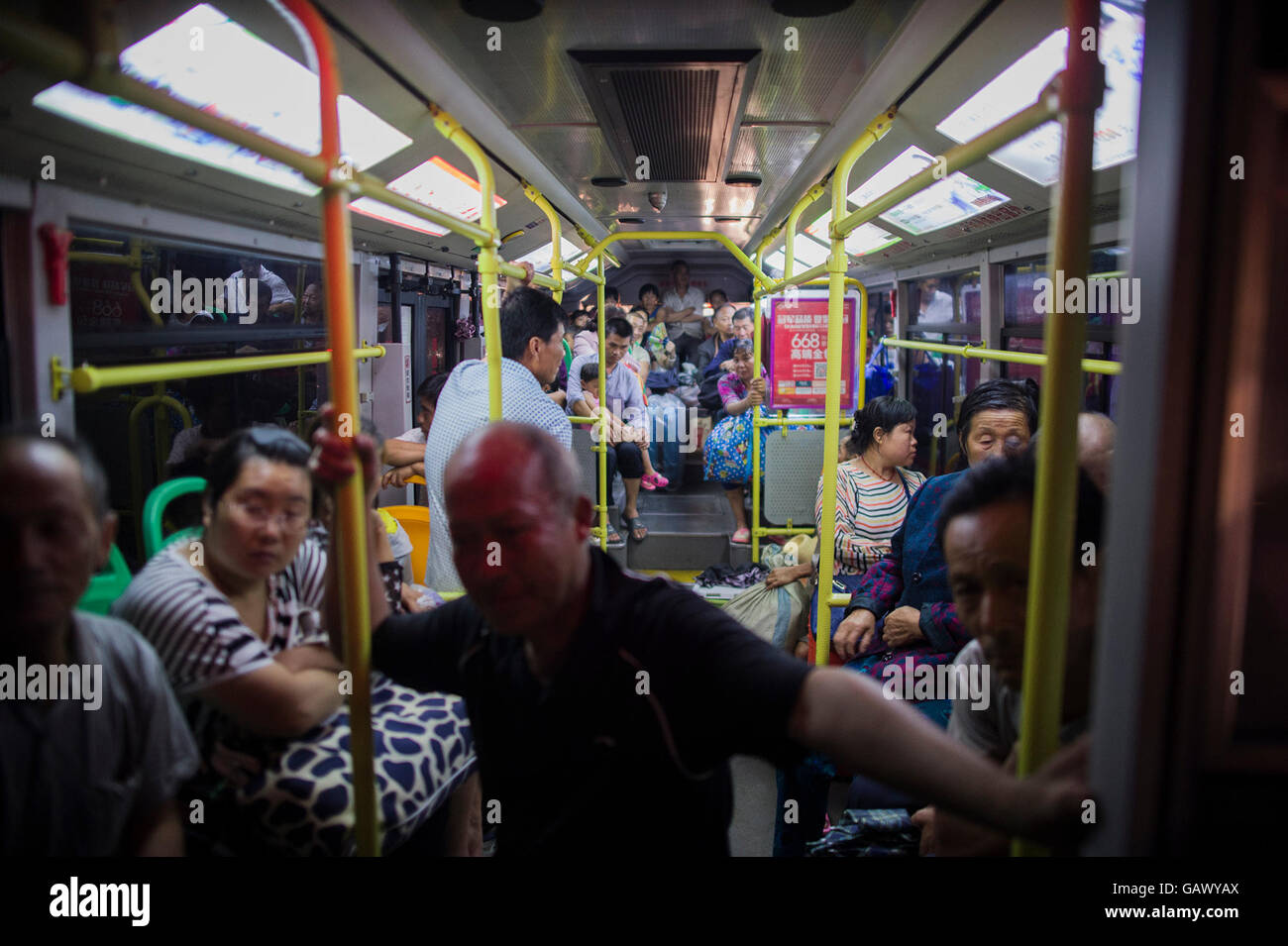 Wuhan, province du Hubei en Chine. 6 juillet, 2016. Les victimes, prendre le bus en lieu sûr aux régions inondées Xiaosi Canton de Wuhan, capitale de la province du Hubei en Chine centrale, le 6 juillet 2016. Les pluies torrentielles d'un maximum de 382,2 millimètres s'attarda du 30 juin au 5 juillet ici, mettant en danger des remblais. Le gouvernement local a organisé le transfert de véhicules 16 000 résidents. Credit : Xiao Yijiu/Xinhua/Alamy Live News Banque D'Images