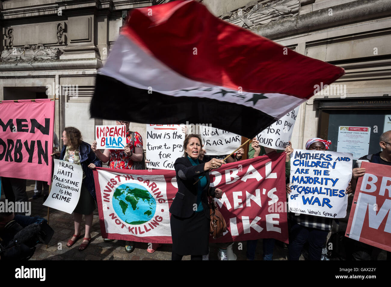 Londres, Royaume-Uni. 6 juillet, 2016. Les manifestants anti-guerre à l'extérieur QEII Conference Centre de Westminster comme Sir John Chilcot dévoile son rapport dans la guerre en Irak Crédit : Guy Josse/Alamy Live News Banque D'Images