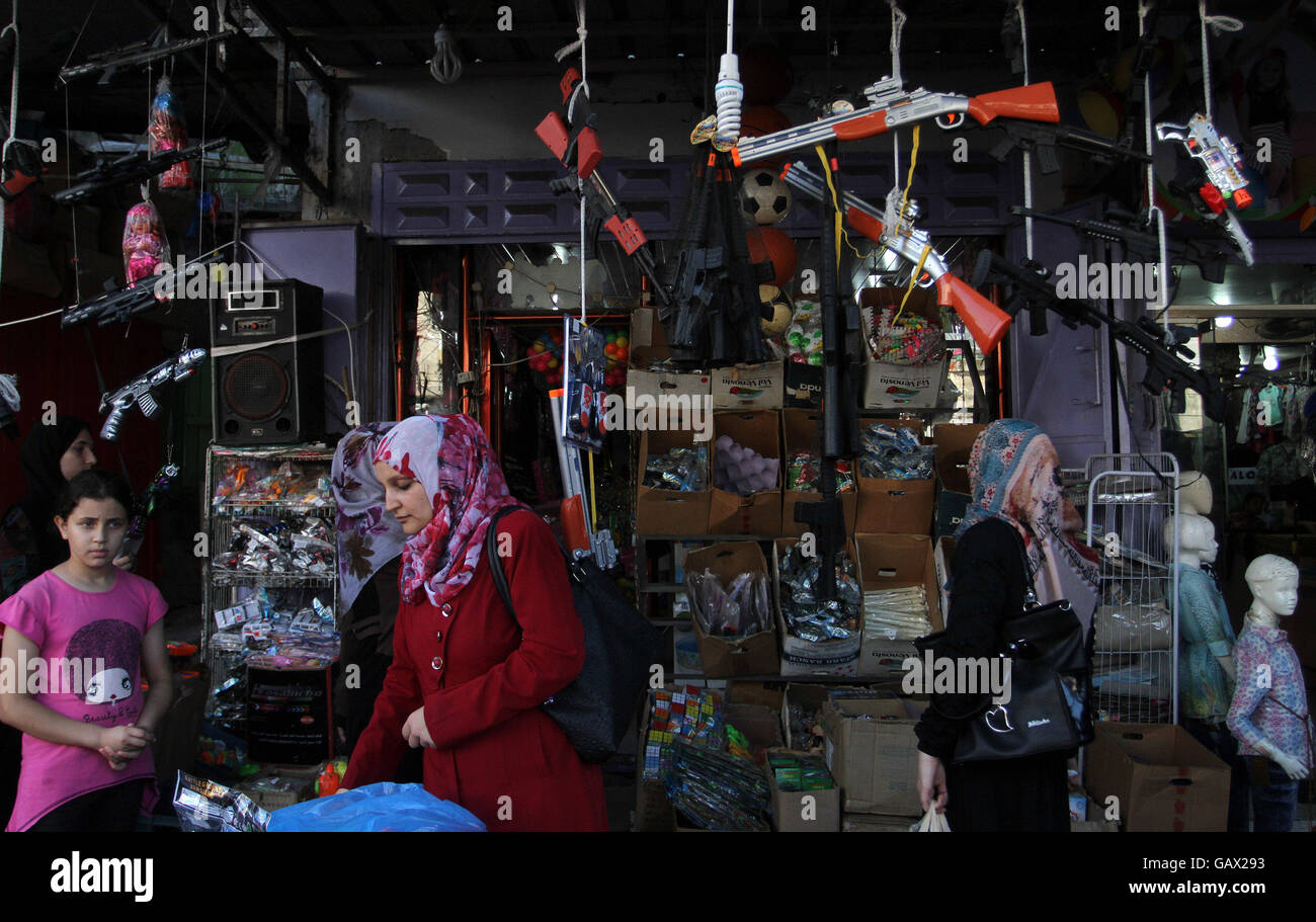 Rafah, bande de Gaza, territoire palestinien. 6 juillet, 2016. Les Palestiniens à la boutique avant le marché de l'Eid al-Fitr à Rafah dans le sud de la bande de Gaza, le 05 juillet 2016, comme les musulmans du monde entier se préparent à célébrer l'Aïd al-Fitr, à commencer par la avec l'observation de la nouvelle lune, pour marquer la fin du Ramadan : Crédit Abed Rahim Khatib/APA/Images/fil ZUMA Alamy Live News Banque D'Images