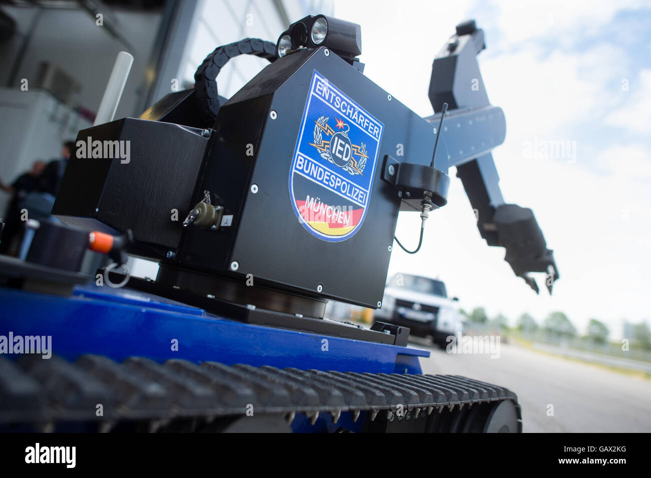 Munich, Allemagne. 4 juillet, 2016. Une radio de contrôle manipulateur du defusors de la police fédérale est à l'aéroport de Munich, Allemagne, 4 juillet 2016. Avec l'aide de la commande de radio manipulateur, aussi connu sous le nom de "bombe" du robot, quelqu'un qui quoi pour désamorcer un objet dangereux peut s'approcher de, examiner, détruire ou potentiellement la désamorcer sans réellement obtenir près d'elle et risquer sa propre vie. Le robot de type '1849-1912' par 'Fabricant' telerob peut être étendu avec plusieurs outils et instruments. Photo : Michael Balk/dpa/Alamy Live News Banque D'Images Munich, Allemagne. 4 juillet, 2016. Une radio de contrôle manipulateur du defusors de la police fédérale est à l'aéroport de Munich, Allemagne, 4 juillet 2016. Avec l'aide de la commande de radio manipulateur, aussi connu sous le nom de "bombe" du robot, quelqu'un qui quoi pour désamorcer un objet dangereux peut s'approcher de, examiner, détruire ou potentiellement la désamorcer sans réellement obtenir près d'elle et risquer sa propre vie. Le robot de type '1849-1912' par 'Fabricant' telerob peut être étendu avec plusieurs outils et instruments. Photo : Michael Balk/dpa/Alamy Live News Banque D'Images