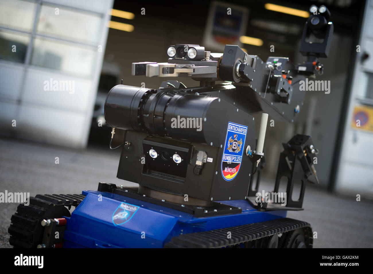 Munich, Allemagne. 4 juillet, 2016. Une radio de contrôle manipulateur du defusors de la police fédérale est à l'aéroport de Munich, Allemagne, 4 juillet 2016. Avec l'aide de la commande de radio manipulateur, aussi connu sous le nom de "bombe" du robot, quelqu'un qui quoi pour désamorcer un objet dangereux peut s'approcher de, examiner, détruire ou potentiellement la désamorcer sans réellement obtenir près d'elle et risquer sa propre vie. Le robot de type '1849-1912' par 'Fabricant' telerob peut être étendu avec plusieurs outils et instruments. Photo : Michael Balk/dpa/Alamy Live News Banque D'Images Munich, Allemagne. 4 juillet, 2016. Une radio de contrôle manipulateur du defusors de la police fédérale est à l'aéroport de Munich, Allemagne, 4 juillet 2016. Avec l'aide de la commande de radio manipulateur, aussi connu sous le nom de "bombe" du robot, quelqu'un qui quoi pour désamorcer un objet dangereux peut s'approcher de, examiner, détruire ou potentiellement la désamorcer sans réellement obtenir près d'elle et risquer sa propre vie. Le robot de type '1849-1912' par 'Fabricant' telerob peut être étendu avec plusieurs outils et instruments. Photo : Michael Balk/dpa/Alamy Live News Banque D'Images