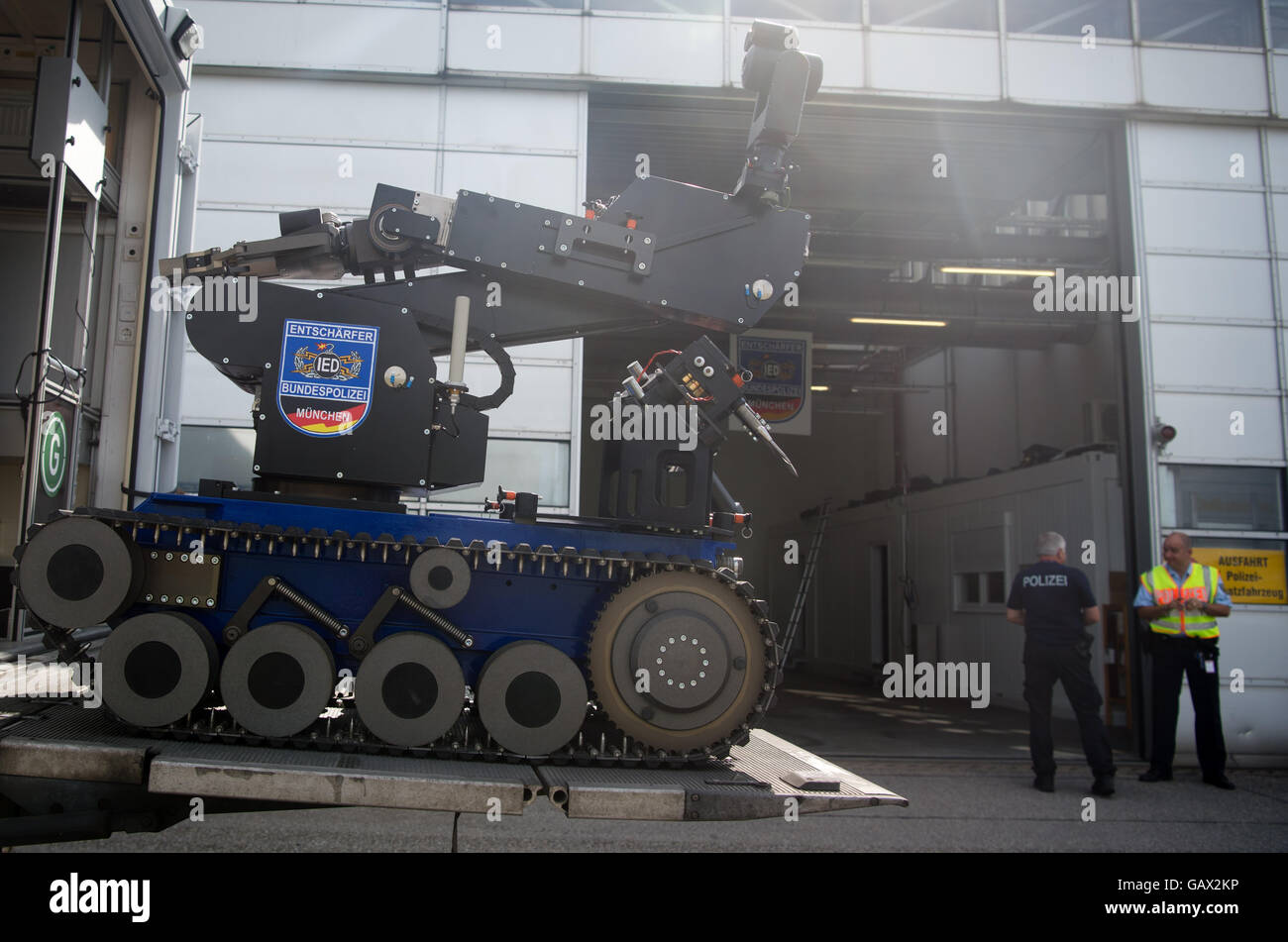 Munich, Allemagne. 4 juillet, 2016. Une radio de contrôle manipulateur du defusors les lecteurs de la police fédérale d'un vehical spéciale de la police à l'aéroport de Munich, Allemagne, 4 juillet 2016. Avec l'aide de la commande de radio manipulateur, aussi connu sous le nom de "bombe" du robot, quelqu'un qui quoi pour désamorcer un objet dangereux peut s'approcher de, examiner, détruire ou potentiellement la désamorcer sans réellement obtenir près d'elle et risquer sa propre vie. Le robot de type '1849-1912' par 'Fabricant' telerob peut être étendu avec plusieurs outils et instruments. Photo : Michael Balk/dpa/Alamy Live News Banque D'Images Munich, Allemagne. 4 juillet, 2016. Une radio de contrôle manipulateur du defusors les lecteurs de la police fédérale d'un vehical spéciale de la police à l'aéroport de Munich, Allemagne, 4 juillet 2016. Avec l'aide de la commande de radio manipulateur, aussi connu sous le nom de "bombe" du robot, quelqu'un qui quoi pour désamorcer un objet dangereux peut s'approcher de, examiner, détruire ou potentiellement la désamorcer sans réellement obtenir près d'elle et risquer sa propre vie. Le robot de type '1849-1912' par 'Fabricant' telerob peut être étendu avec plusieurs outils et instruments. Photo : Michael Balk/dpa/Alamy Live News Banque D'Images
