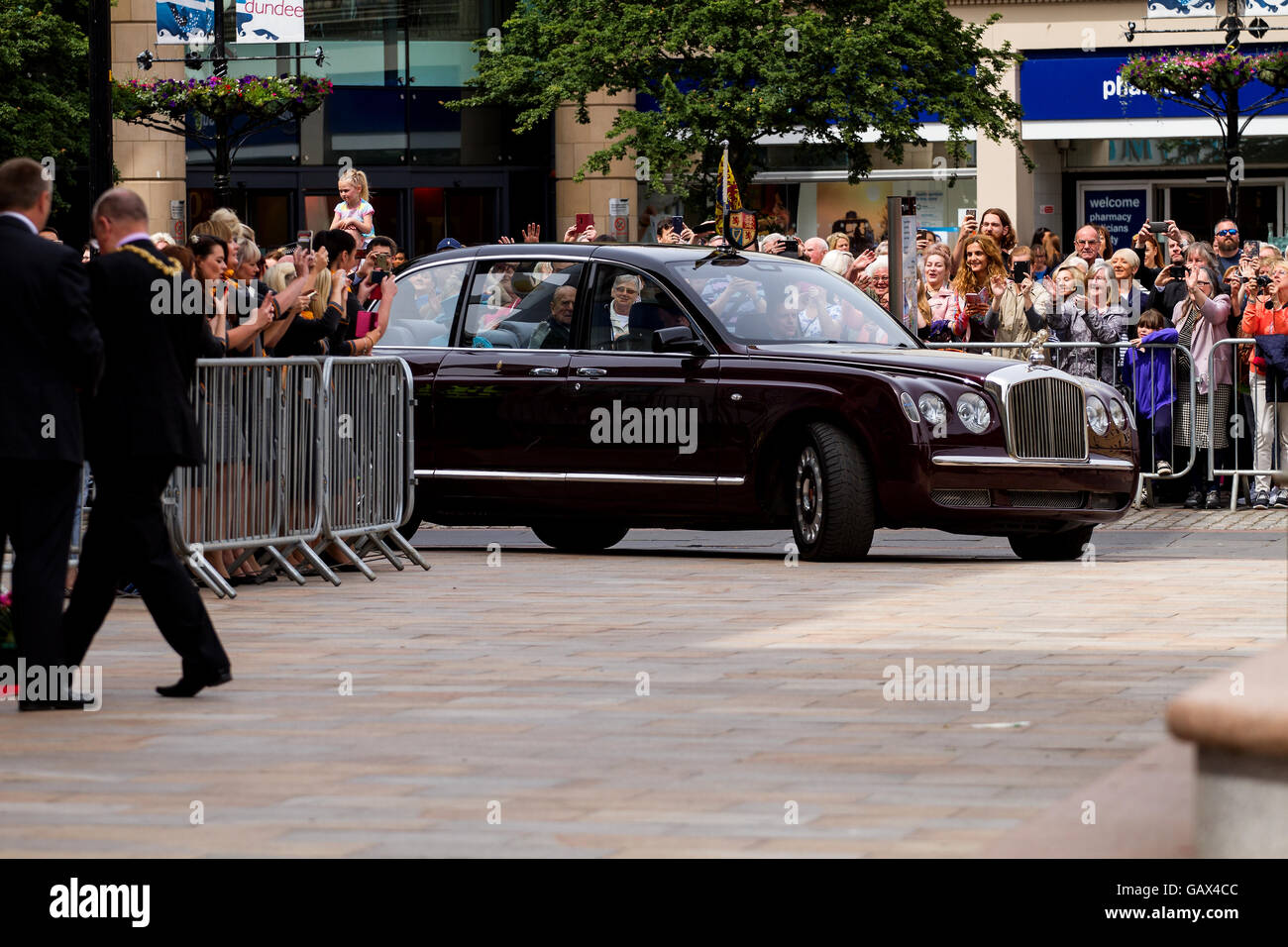 Tayside, Dundee, Ecosse, Royaume-Uni. 6e juillet 2016. Sa Majesté la Reine et Son Altesse Royale le Prince Philip arrivant à la Chambres de Commerce de la place de la ville aujourd'hui au cours de leur visite royale à Dundee. Credit : Dundee Photographics / Alamy Live News Banque D'Images