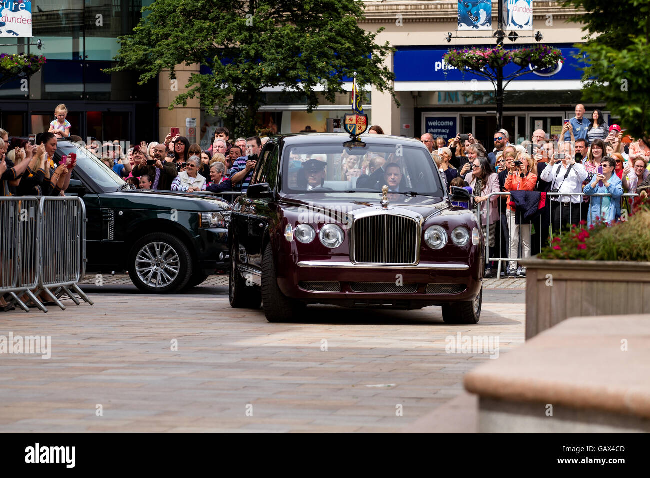 Tayside, Dundee, Ecosse, Royaume-Uni. 6e juillet 2016. Sa Majesté la Reine et Son Altesse Royale le Prince Philip arrivant à la Chambres de Commerce de la place de la ville aujourd'hui au cours de leur visite royale à Dundee. Credit : Dundee Photographics / Alamy Live News Banque D'Images