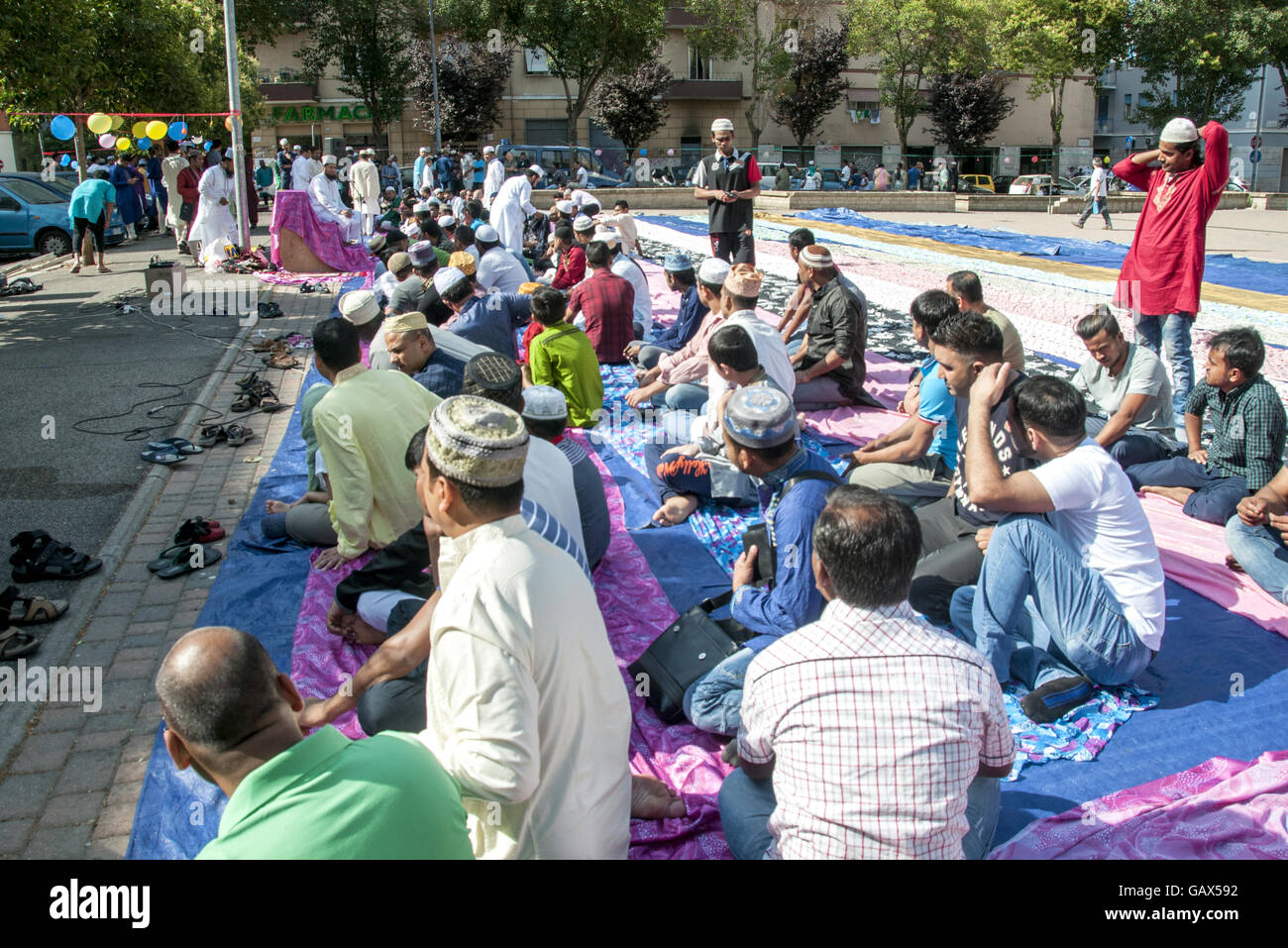 Rome, Italie. Le 06 juillet, 2016. La communauté Bengali à Rome célèbre la fin du Ramadan et exprime les condoléances de la communauté pour les proches des victimes de Dhaka. Credit : Patrizia Cortellessa/Alamy Live News Banque D'Images