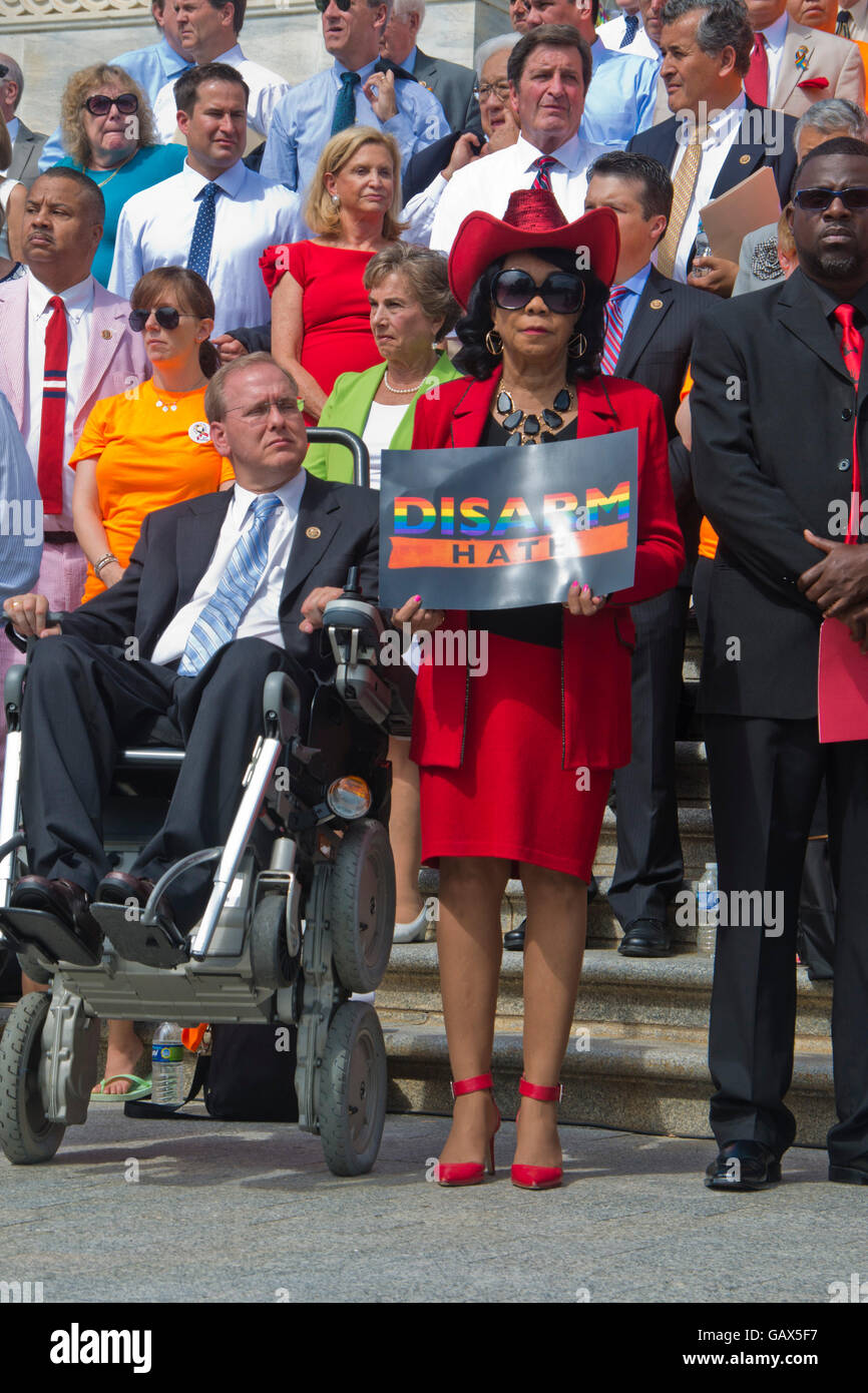 Washington, DC, le 6 juillet 2016, USA--membres de la Chambre des représentants et les familles tiennent une conférence de presse sur les marches du Capitole pour exiger que le contrôle des armes à feu Les lois sont adoptées. Credit : Patsy Lynch/Alamy Live News Banque D'Images