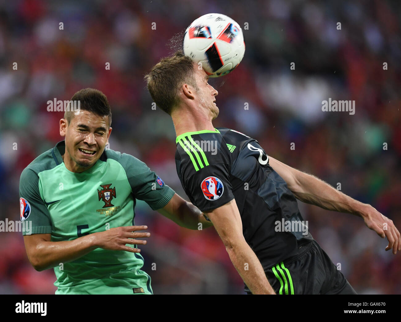Lyon France Le 06 Juillet 2016 Raphael Guerreiro L Du Portugal Et De L Andy King Of Wales Rivalisent Pour La Balle Pendant L Uefa Euro 2016 Football Match De Demi Finale Entre Le Portugal