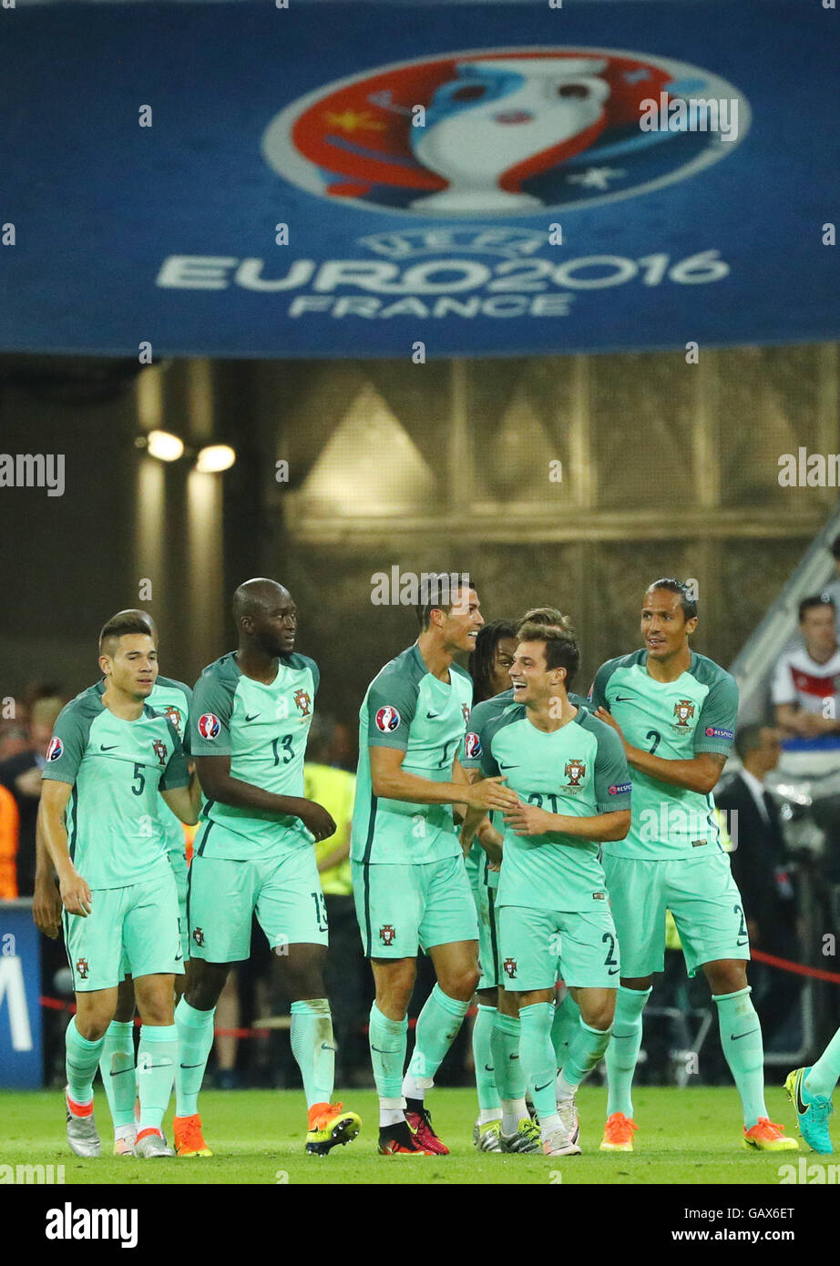 Lyon France Le 06 Juillet 2016 Cristiano Ronaldo V Du Portugal Celebre Avec Ses Coequipiers Apres Avoir Marque Le 1 0 Pour Son Equipe Pendant L Uefa Euro 2016 Football Match De Demi Finale Entre