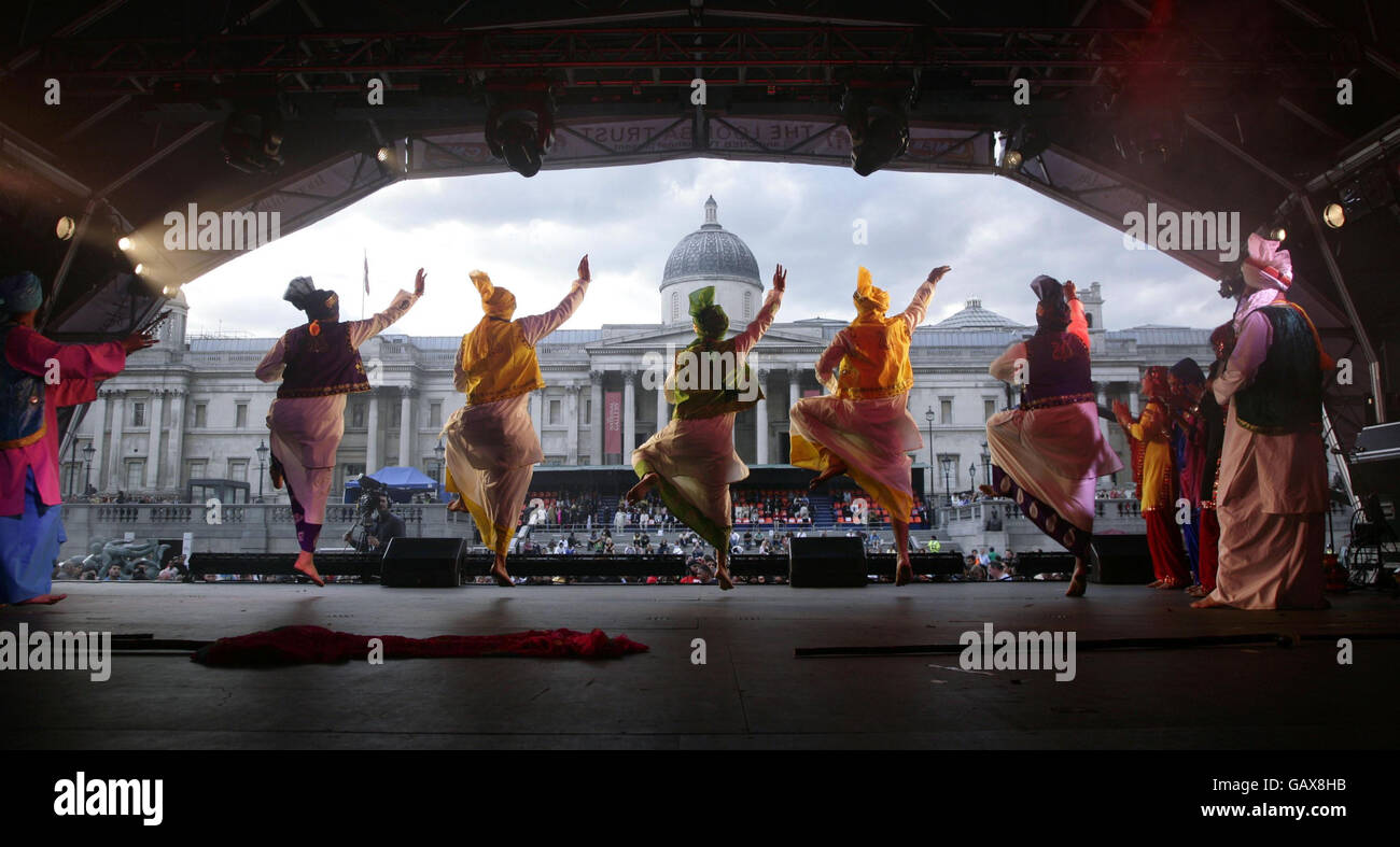 La troupe de danse et de musique du Punjabi Asli Baharan Punjab Dian se produit au concert de la Journée internationale des veuves en aide à la Loomba Trust à Trafalgar Square, dans le centre de Londres. Banque D'Images