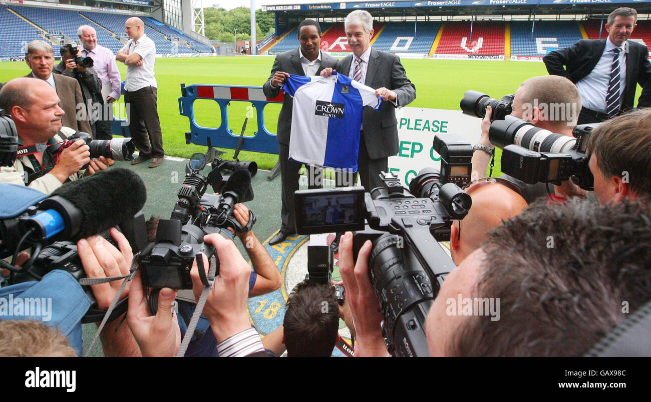 Paul Ince, directeur de New Blackburn Rovers, et John Williams, président du conseil d'administration, lors de la conférence de presse à Ewood Park, Blackburn. Banque D'Images