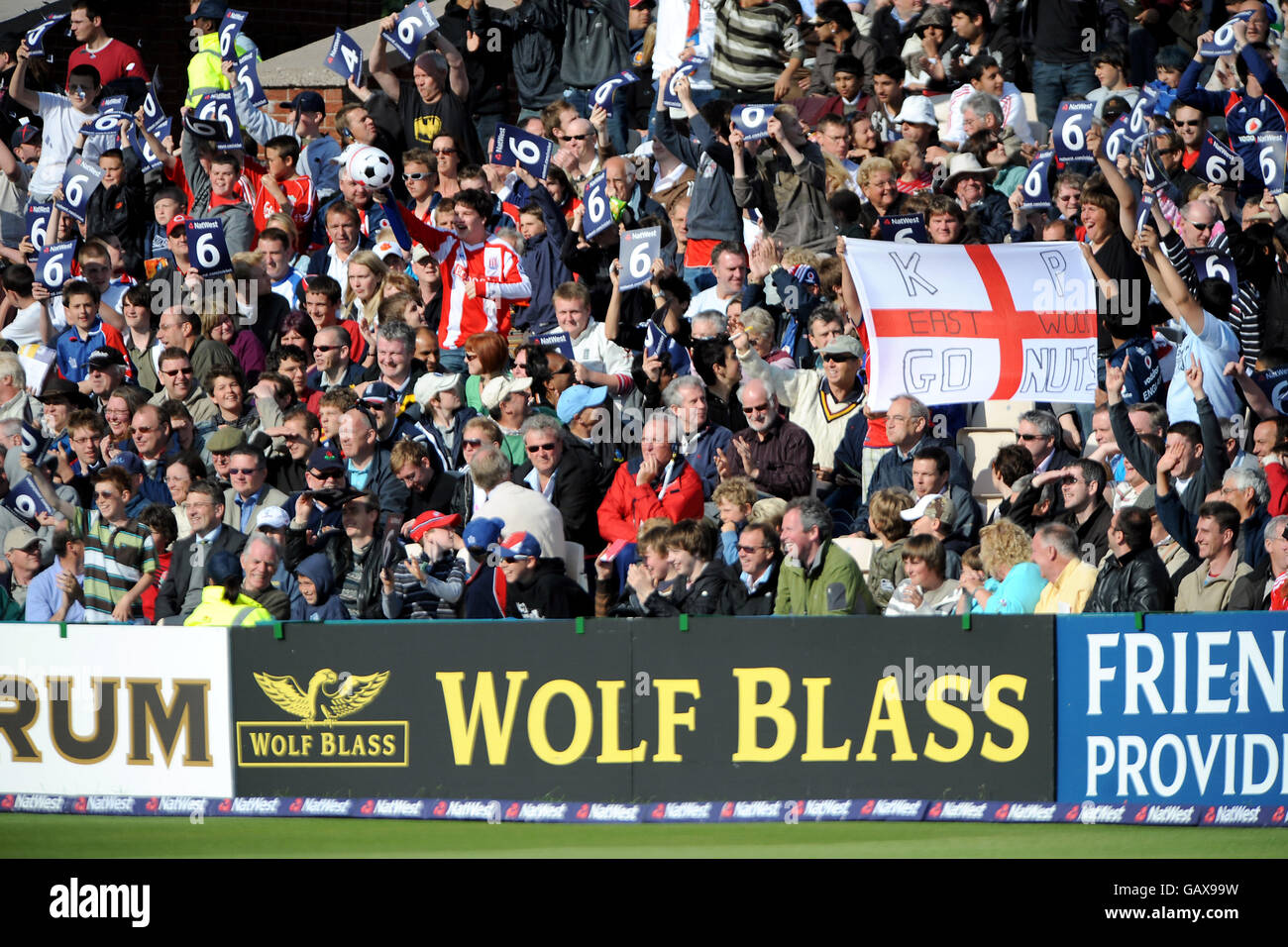 Cricket - NatWest International Twenty20 - Angleterre / Nouvelle-Zélande - Old Trafford.Les fans célèbrent une frontière Banque D'Images