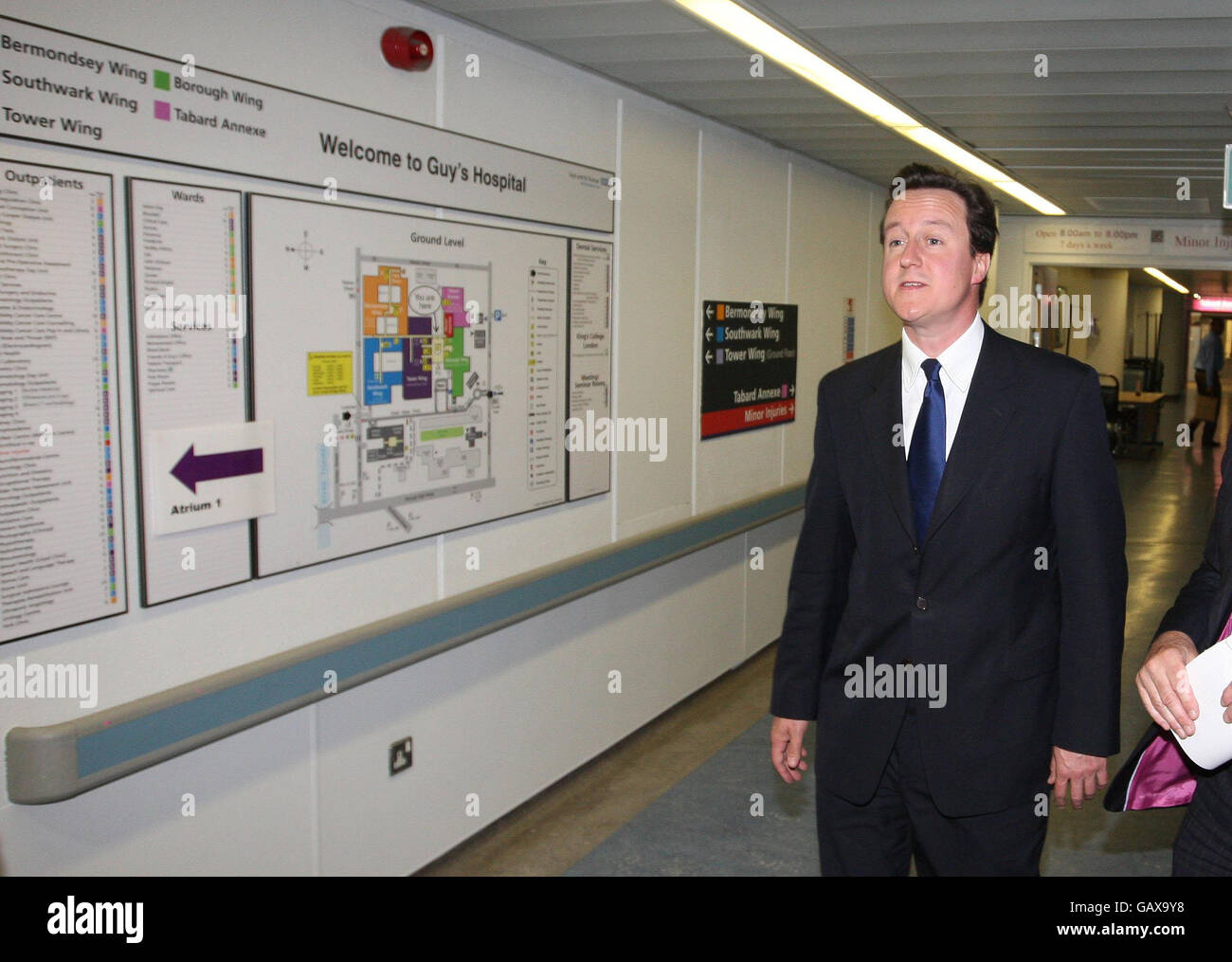 Chef du Parti conservateur David Cameron à l'hôpital Guy, à Londres. Banque D'Images