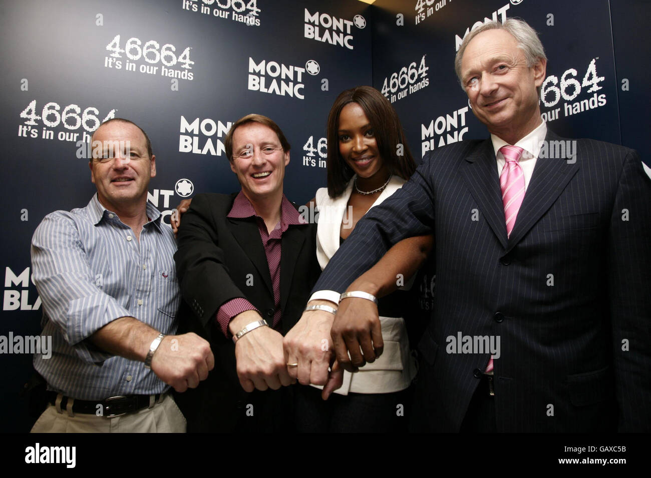 (De gauche à droite) Rael Kahn (concepteur du bracelet), Robert Coutts (PDG de Coutts), Naomi Campbell et Lutz Bethge (PDG de MONTBLANC) assistent à une séance photo pour promouvoir le bracelet de 46664 en soutien à la Fondation Nelson Mandela au magasin MONTBLANC de Londres. Banque D'Images