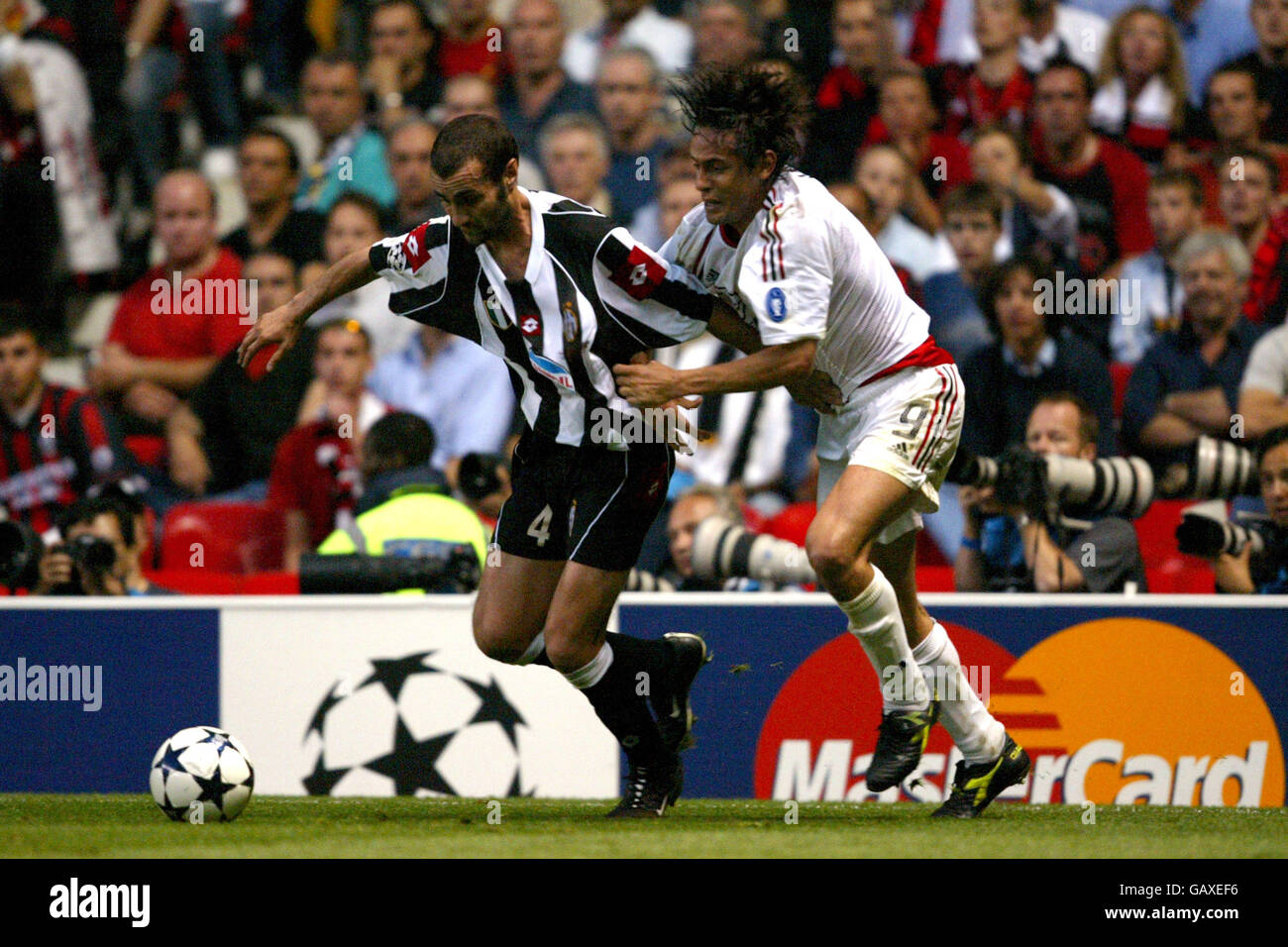 Football - Ligue des champions de l'UEFA - finale - Juventus c. AC Milan.Paolo Montero (l) de Juventus et Filippo Inzaghi (r) d'AC Milan se battent pour le ballon Banque D'Images