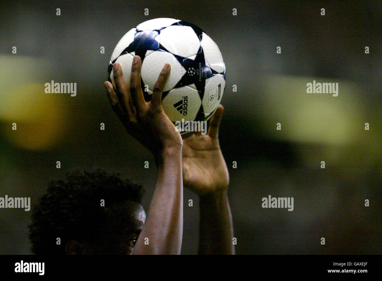 Football - Ligue des champions de l'UEFA - finale - Juventus c. AC Milan. Le Roque Junior d'AC Milan se prépare à jeter Banque D'Images