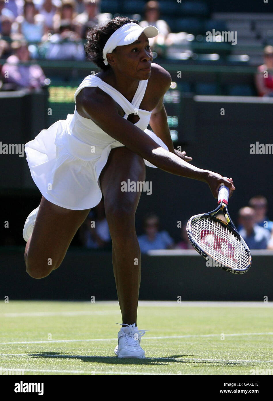 Venus Williams des États-Unis en action contre Maria Jose Martinez Sanchez de l'Espagne lors des championnats de Wimbledon 2008 au All England tennis Club de Wimbledon. Banque D'Images