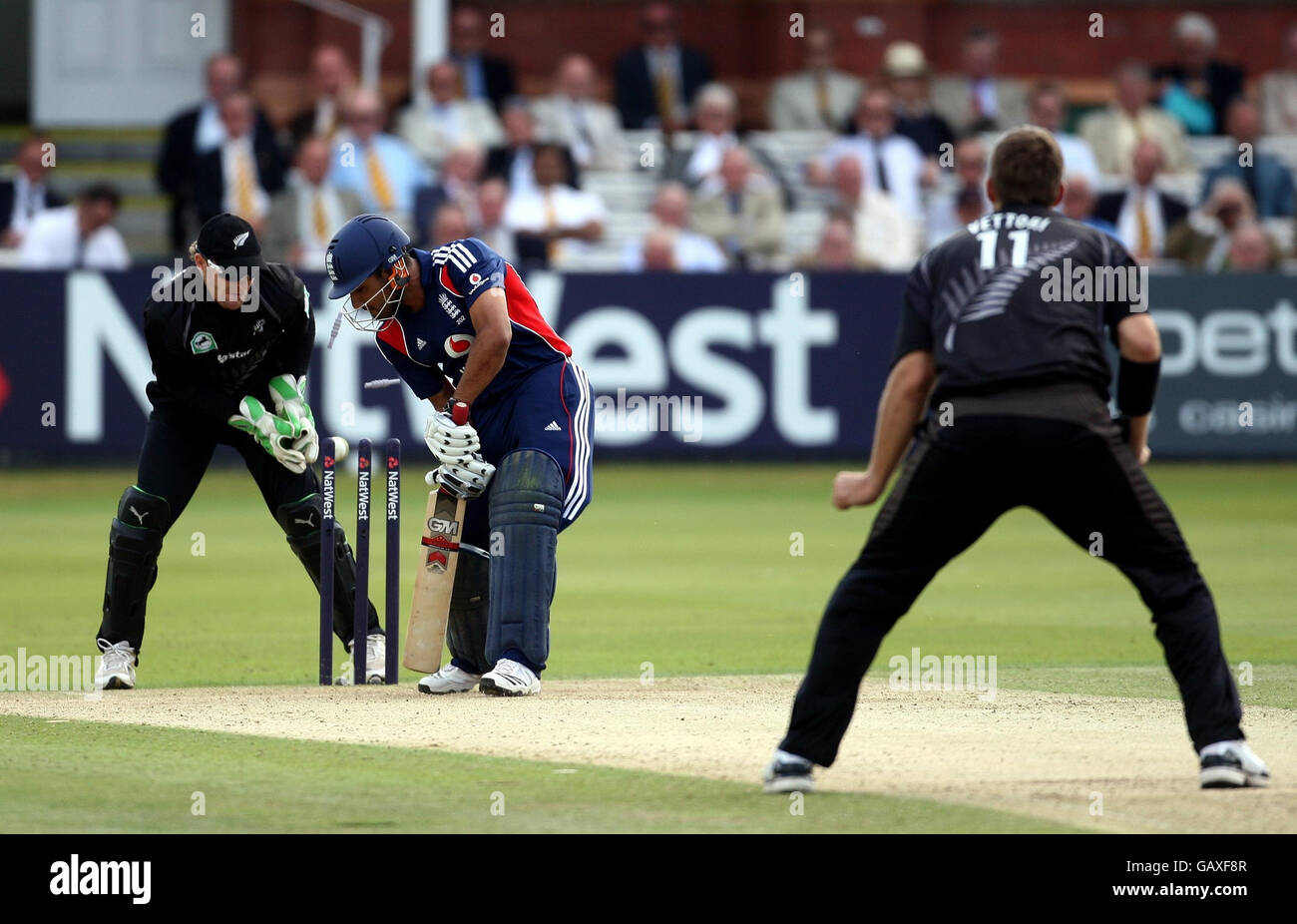 Le Ravi Bopara, en Angleterre, est sous le charme de Daniel Vettori, en Nouvelle-Zélande, pour 30, lors de la série NatWest One Day International à Lord's, Londres. Banque D'Images