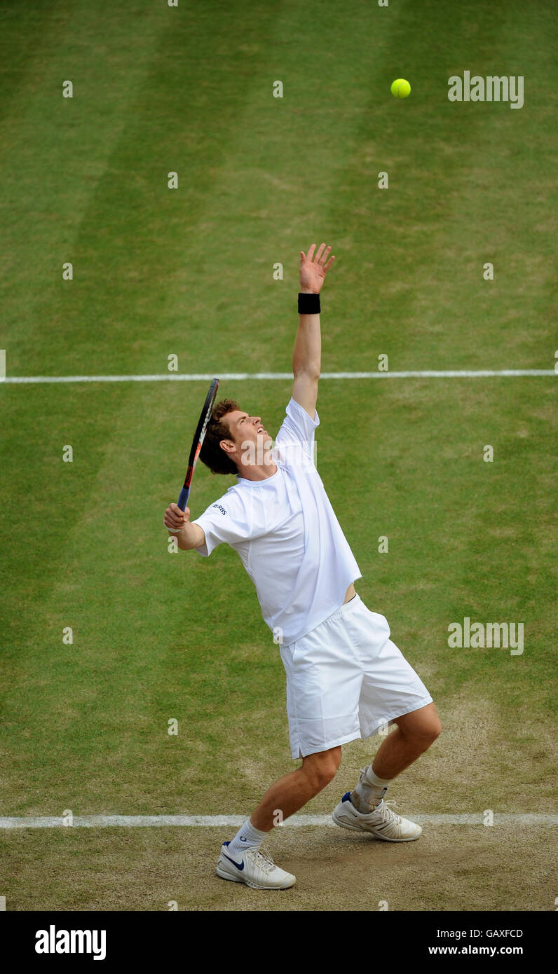 Andy Murray, en Grande-Bretagne, en action contre Tommy Haas, en Allemagne, lors des championnats de Wimbledon 2008 au All England tennis Club de Wimbledon. Banque D'Images