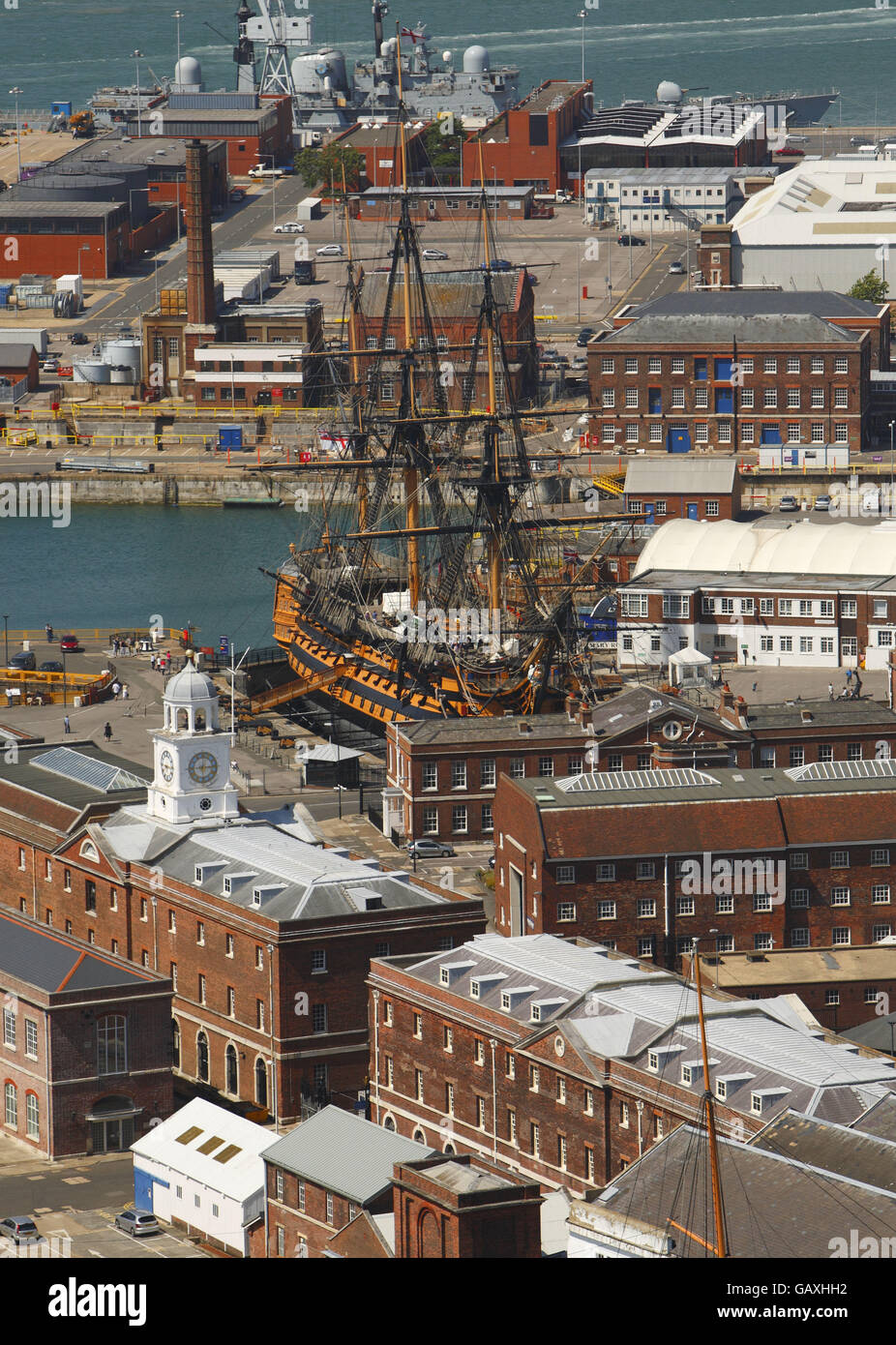 Le navire-drapeau HMS Victory de Nelson se trouve au cœur du chantier naval de la Royal Navy, vu du sommet de la tour Spinnaker à Portsmouth, dans le Hampshire. Banque D'Images