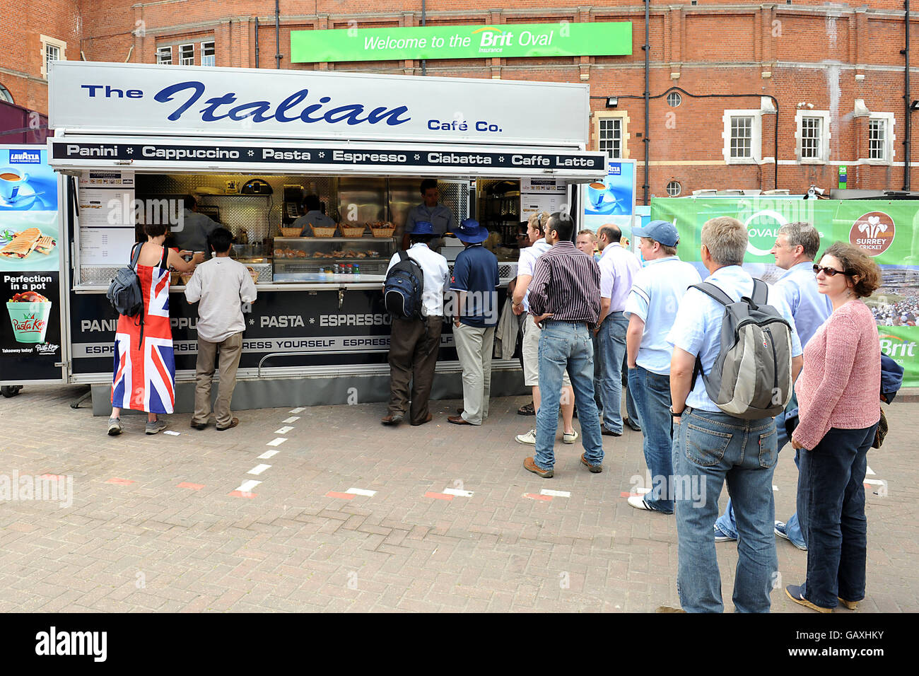 Cricket - série NatWest - quatrième journée internationale - Angleterre contre Nouvelle-Zélande - The Brit Oval. Les fans sont en file d'attente à l'Italian Cafe Company Banque D'Images