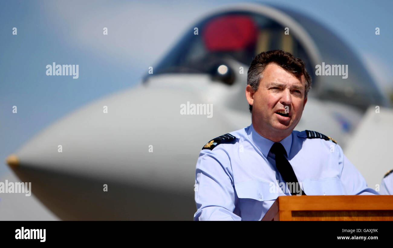 Commandant en chef du Commandement aérien de la RAF le chef Marshall, Sir Clive Loader, parle aux médias à la RAF Conningsby, Lincolnshire. Aujourd'hui, la RAF lance le chasseur Typhoon comme un avion « capable de jouer un rôle multirôle ». Banque D'Images