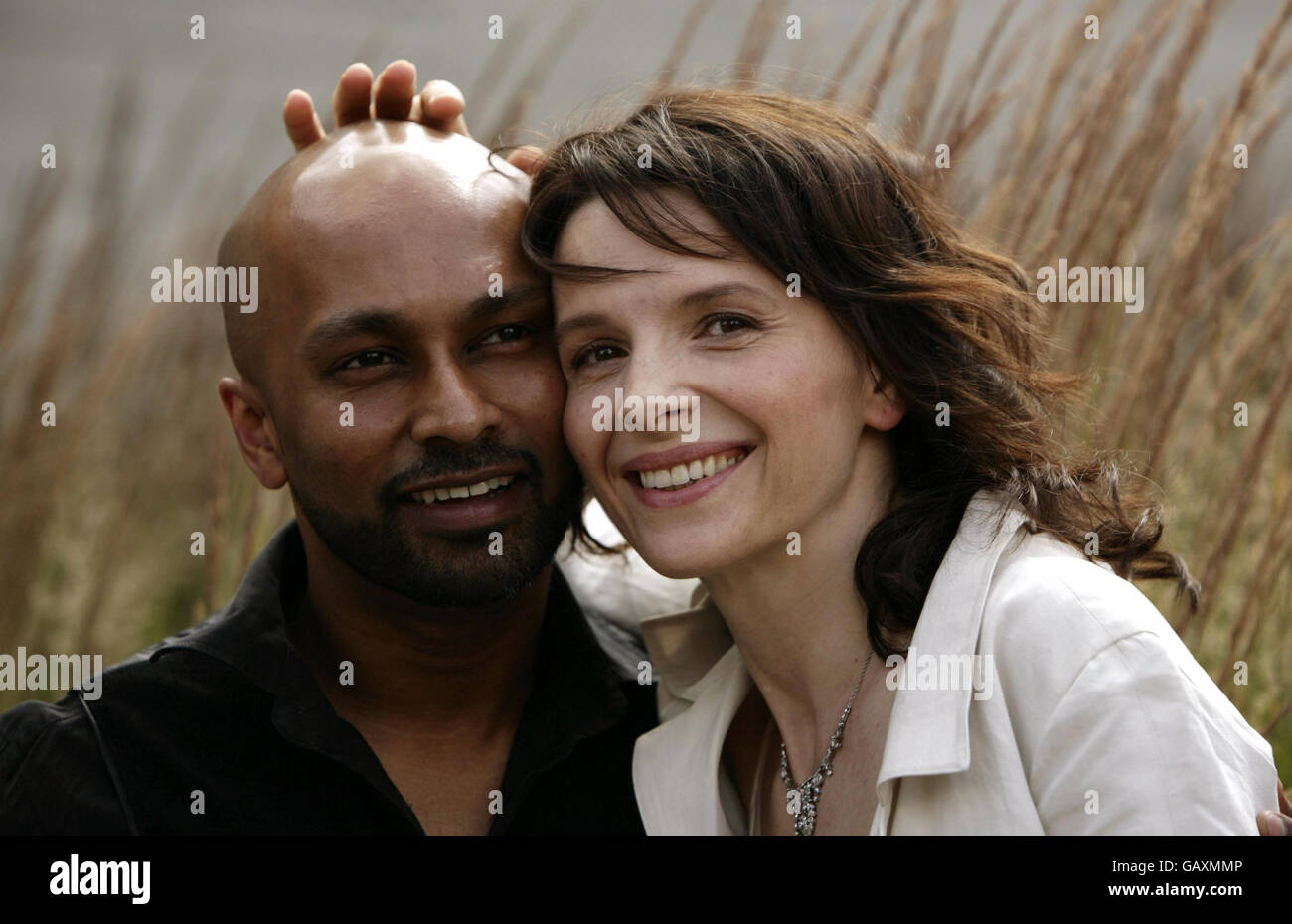 La danseuse et chorégraphe Akram Khan et l'actrice Juliette Binoche assistaient au lancement de la nouvelle collaboration « Ju » bi lation » entre danse, théâtre et cinéma à Olivier stands foyer, Théâtre national, Upper Ground, centre de Londres. Banque D'Images