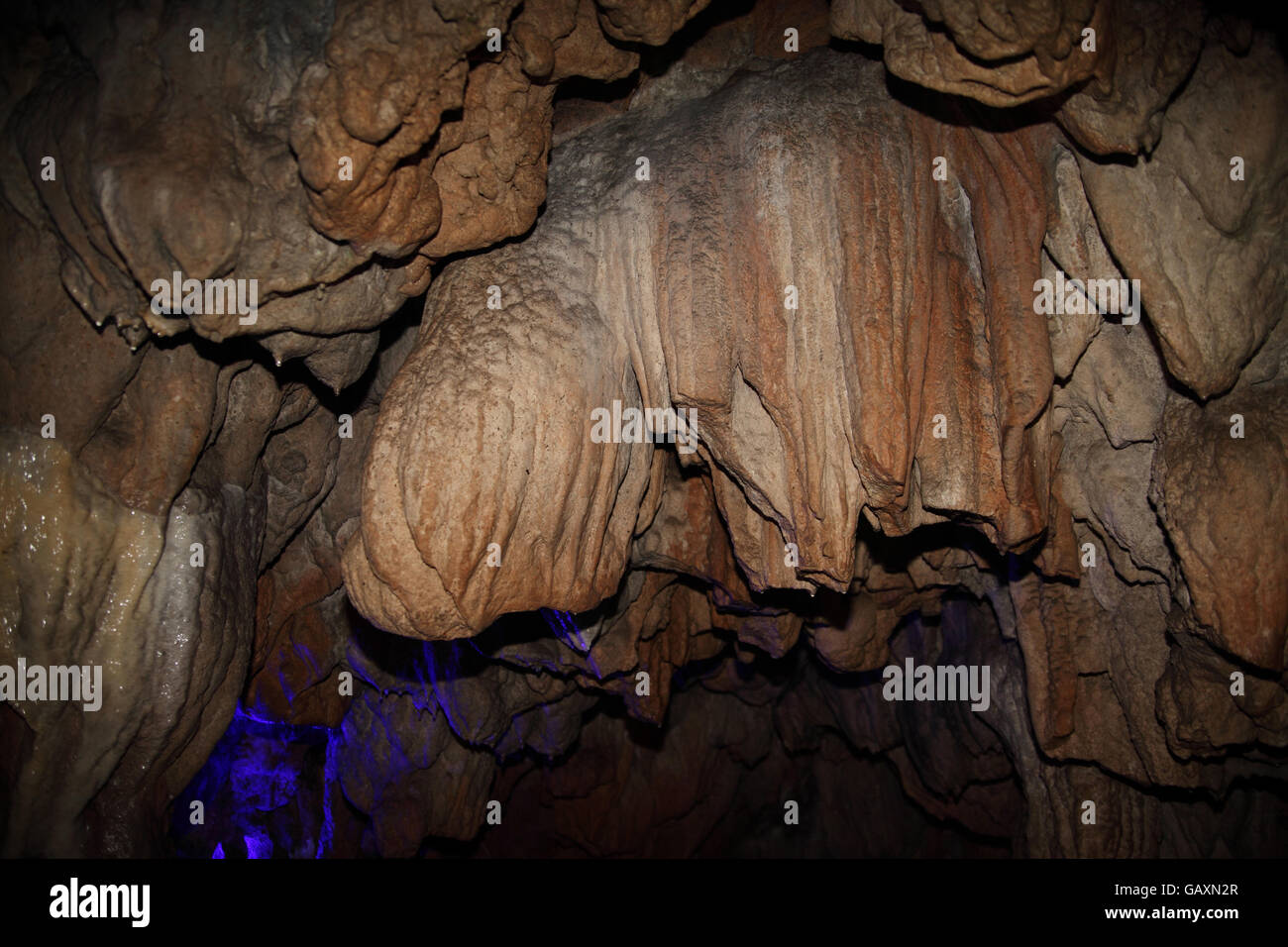 Début de stalactites et de formations rocheuses dans le plafond de la Reed Flute Cave, une grotte de calcaire naturel, un phénomènes karstiques. Banque D'Images