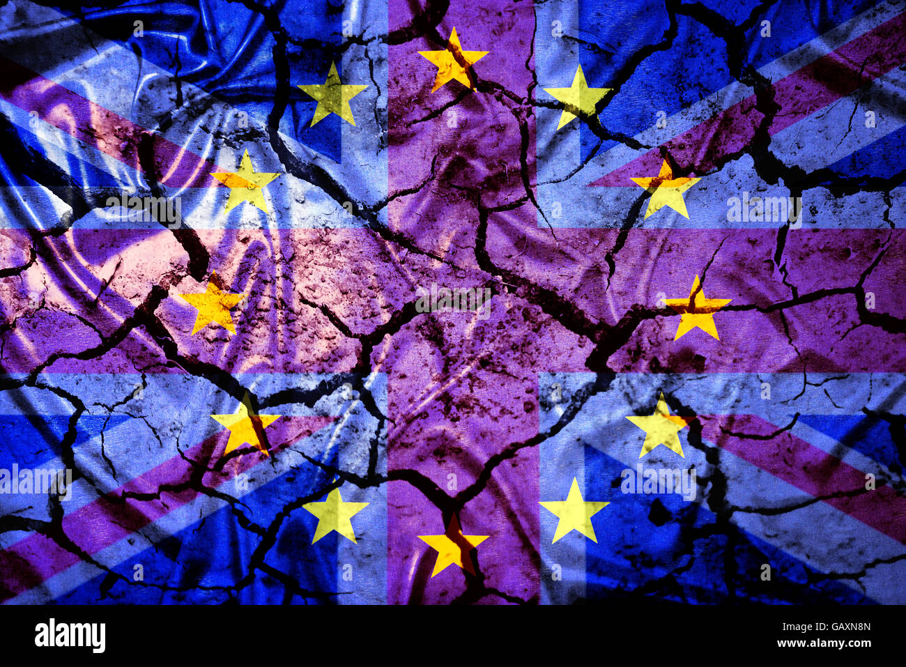 Drapeaux de la Grande-Bretagne et de l'UE sur le sol fissuré Banque D'Images