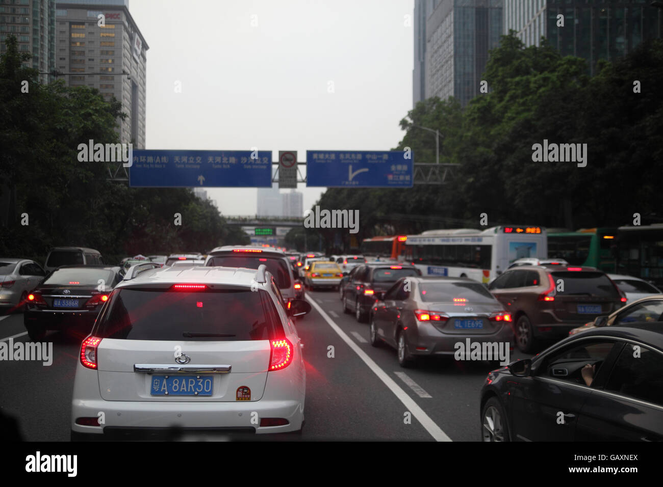 La circulation lourde, beaucoup de voitures modernes et d'un bus, un embouteillage. Guangzhuo, Chine. 04.05.2016. Banque D'Images La circulation lourde, beaucoup de voitures modernes et d'un bus, un embouteillage. Guangzhuo, Chine. 04.05.2016. Banque D'Images