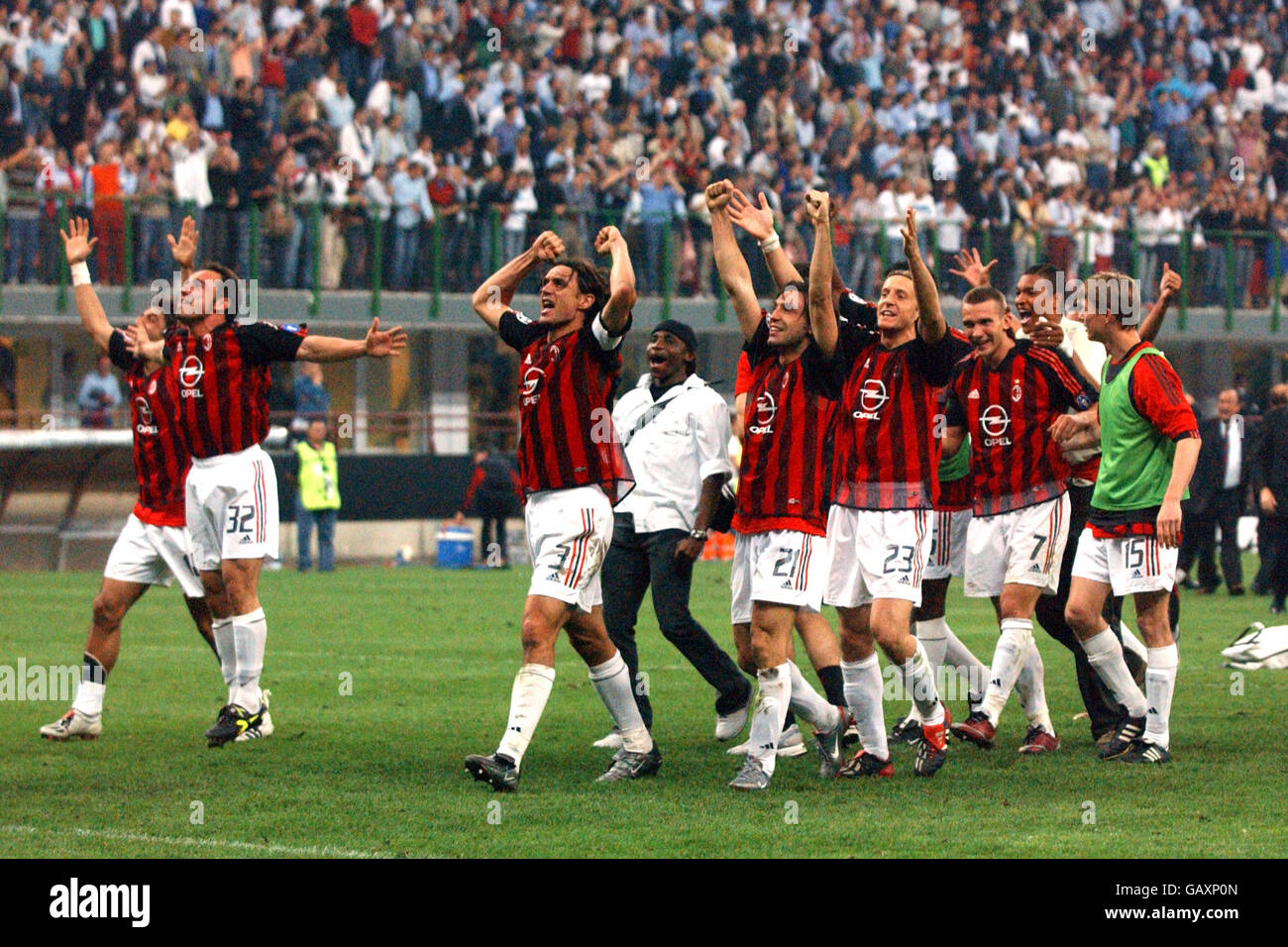 Les joueurs de l'AC Milan célèbrent leur victoire pour atteindre l'UEFA Finale de la Ligue des champions Banque D'Images
