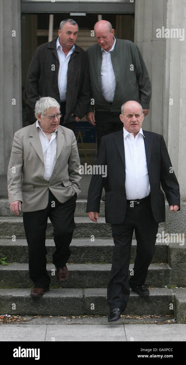 Stephen Quinn (avant droit), père de l'homme assassiné Paul Quinn, quitte le palais de justice de Dundalk, comté de Louth, avec des hommes non identifiés, après l'ajournement de l'enquête Quinn. Banque D'Images