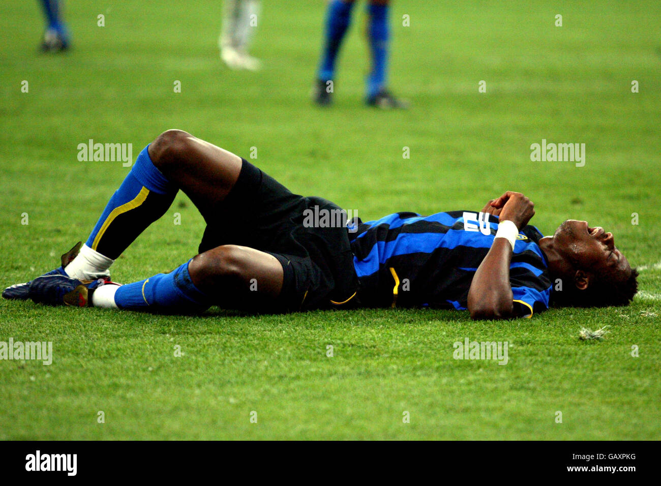 Football - Ligue des champions de l'UEFA - semi finale - deuxième étape - Inter Milan / AC Milan.Mohamed Kallon, de l'Inter Milan, fait une chance manquée Banque D'Images