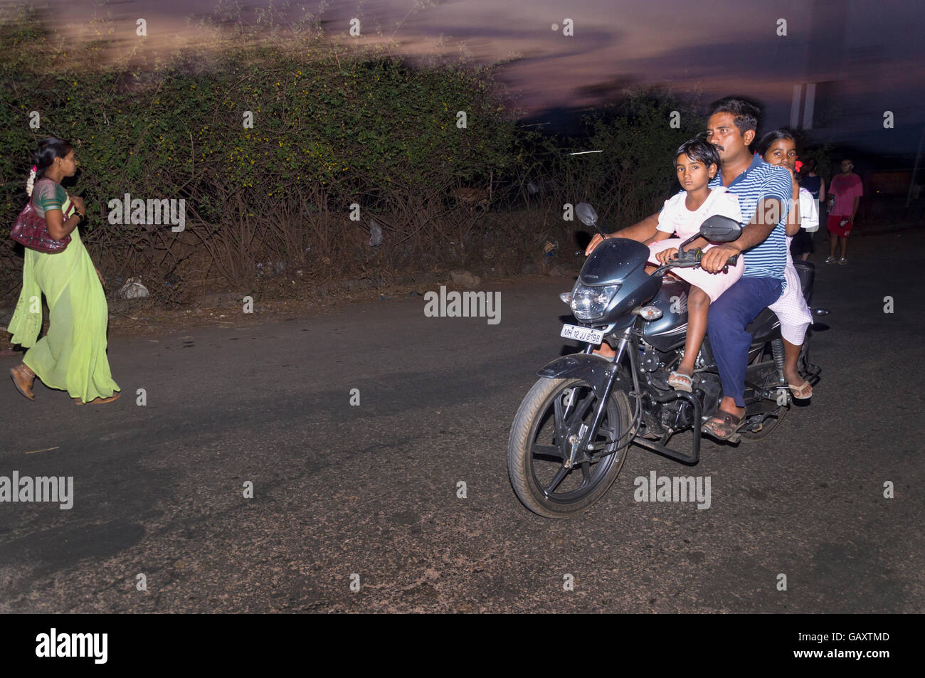 L'homme avec les enfants sur moto en Paud village près de Pune, Maharashtra, Inde. Banque D'Images