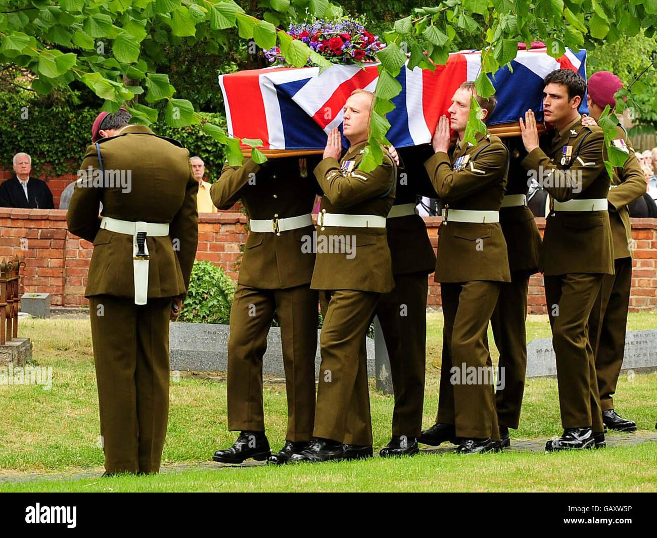 Le cercueil du soldat Jeff Doherty arrive pour la cérémonie funéraire à l'église St.James, à Southam, dans le Warwickshire. Le soldat Doherty a été tué en patrouille en Afghanistan le 12 juin. Banque D'Images