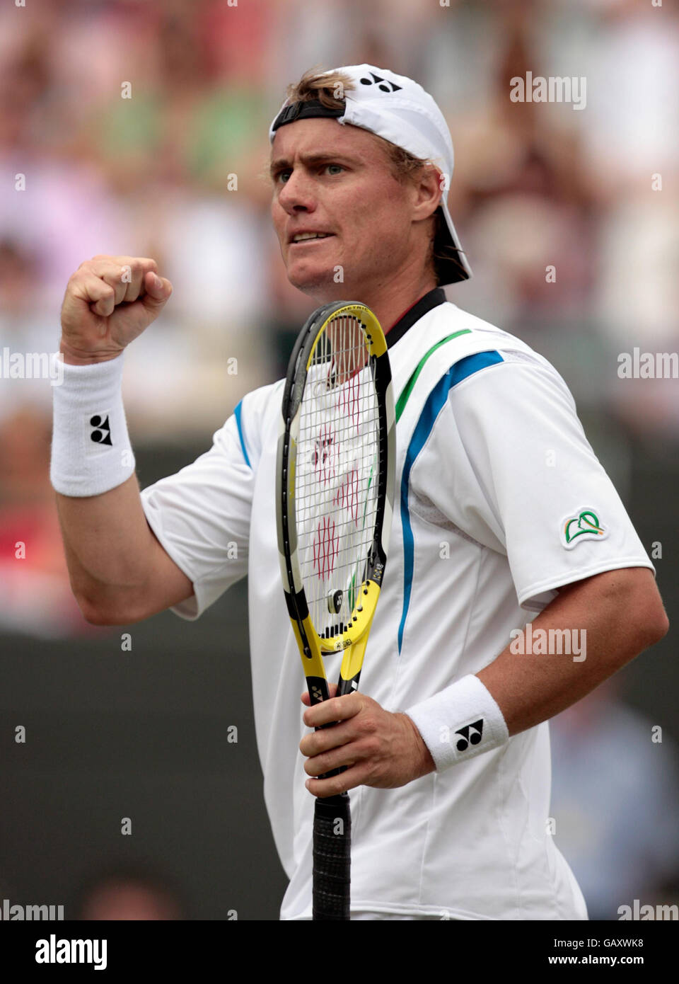 Lleyton Hewitt en Australie célèbre sa victoire contre Simone Bolelli en Italie lors des championnats de Wimbledon 2008 au All England tennis Club de Wimbledon. Banque D'Images