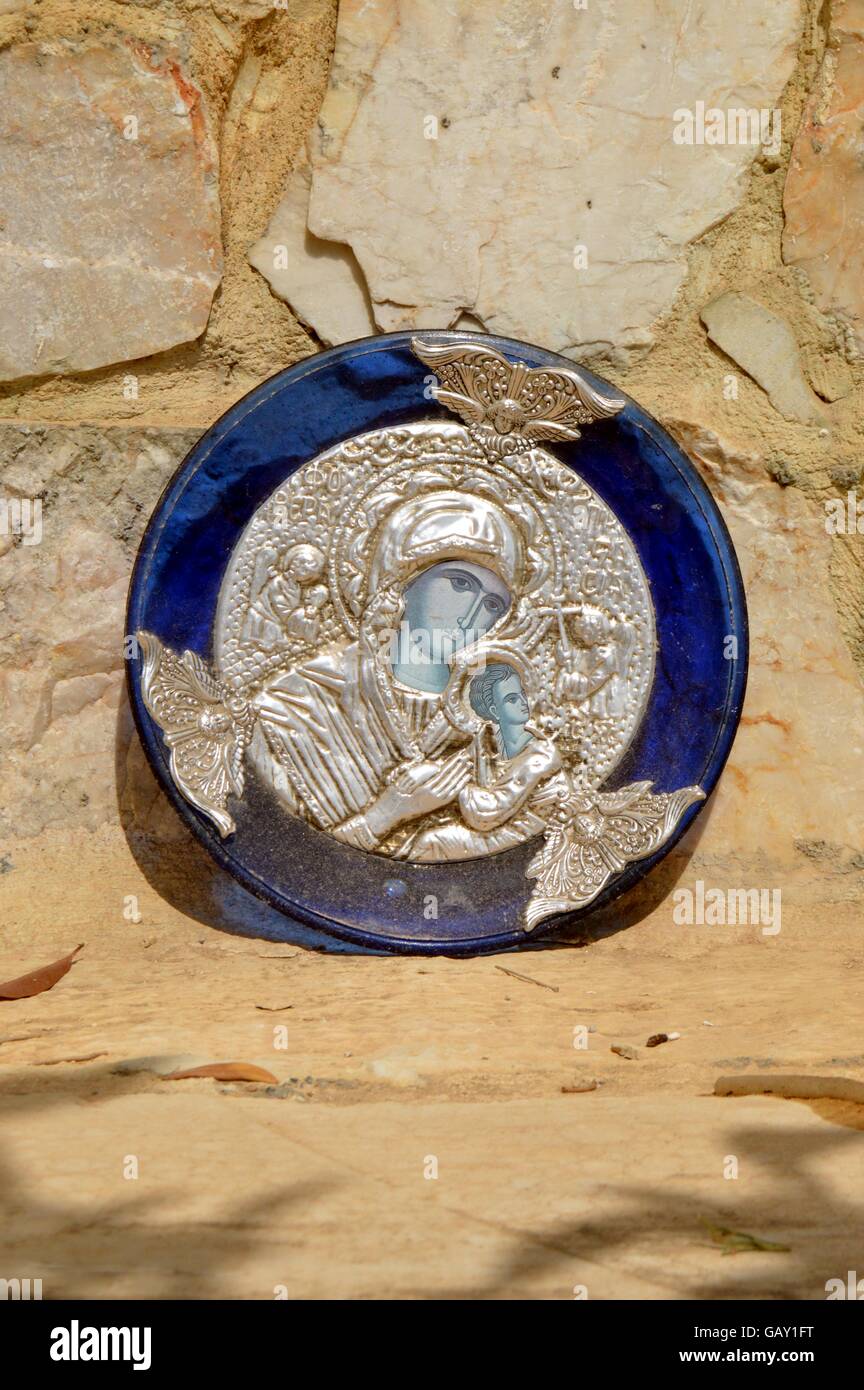 Assiette de couleur bleu et argenté représentant la Vierge Marie et l'enfant Jésus. Banque D'Images