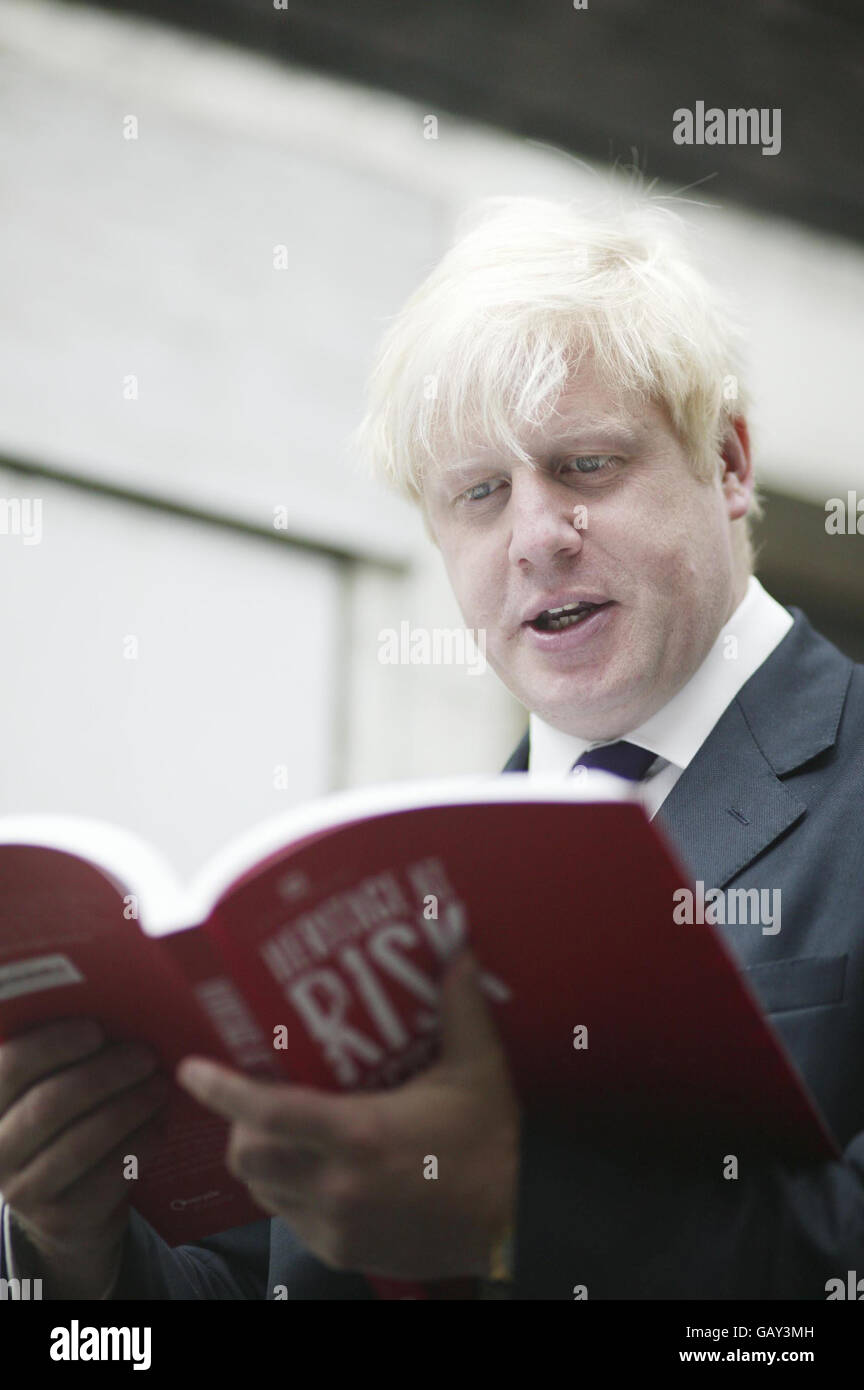 Boris Johnson, maire de Londres, avec le registre du patrimoine en péril à l'extérieur du 65 Swinton St, Londres, WC1, un bâtiment classé II sur le registre du patrimoine en péril. Banque D'Images