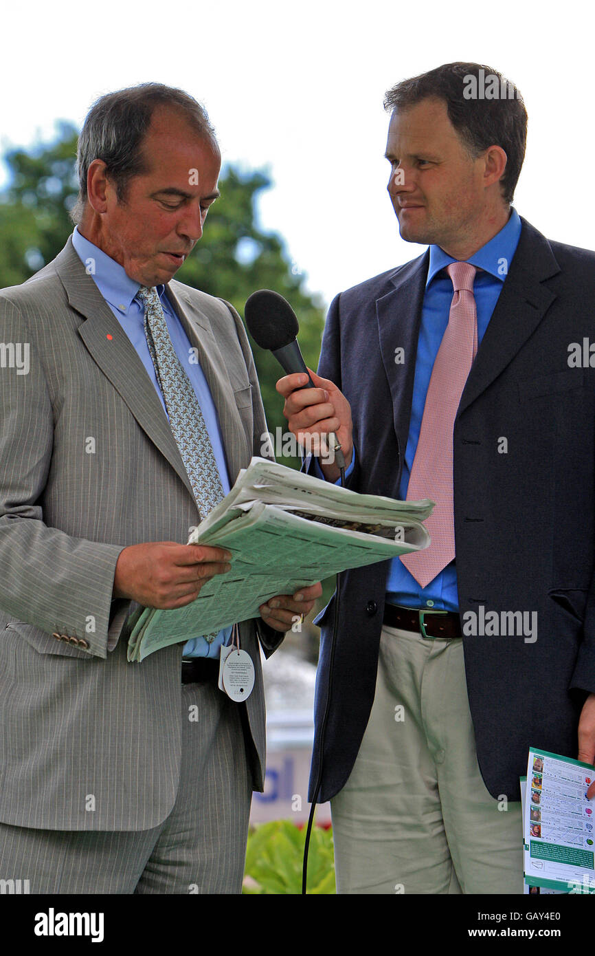 Les propriétaires de chevaux donnent leurs conseils pour les courses à venir, pendant la journée de la propriété à l'hippodrome de Sandown Park. Banque D'Images