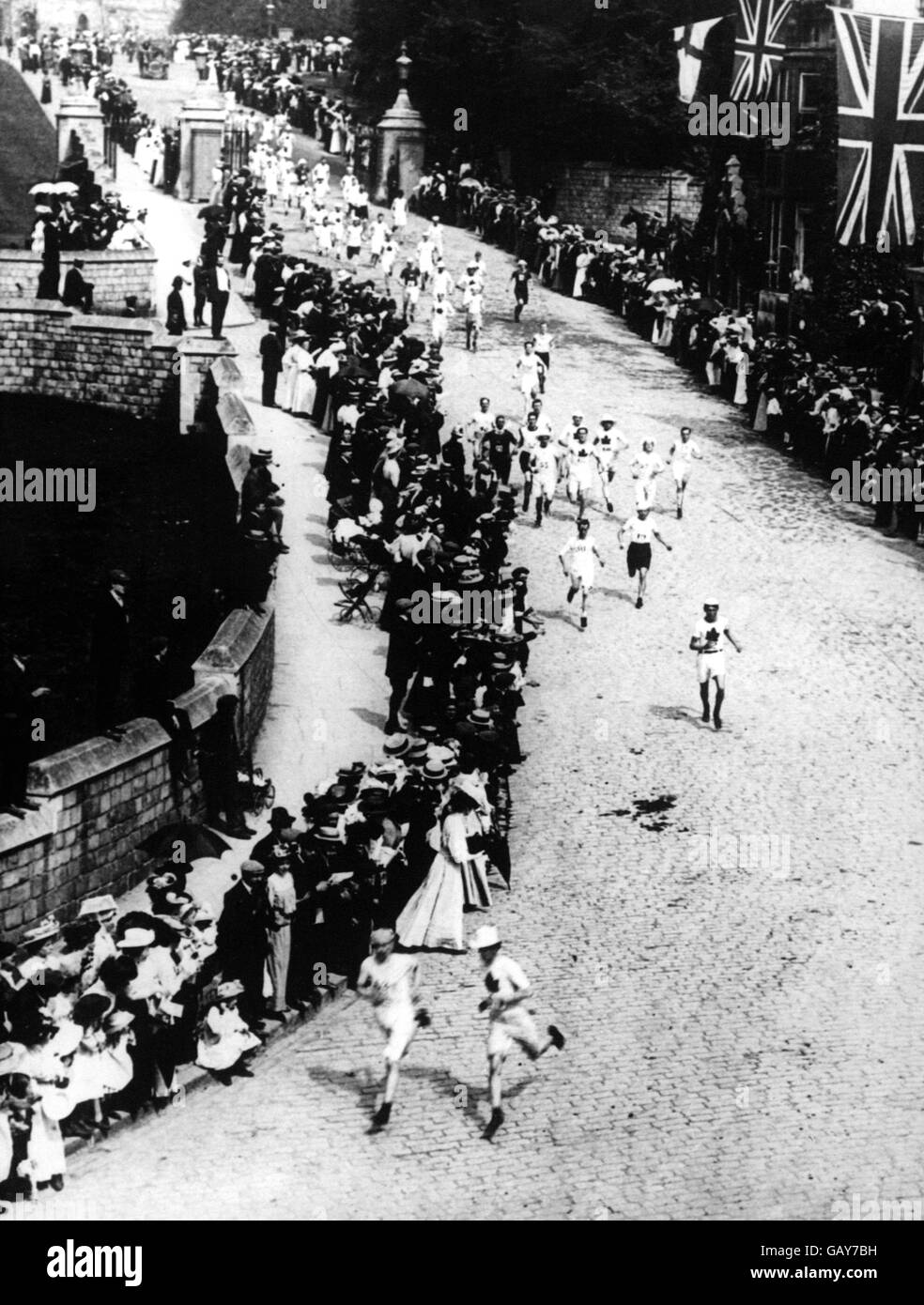 Vue générale des leaders du marathon alors qu'ils quittent le parc du château de Windsor. En cinquième place (short foncé) se trouve Pietri Dorando, qui a été disqualifié, après avoir traversé la ligne en première place, pour "céder le soutien externe". Il a reçu une coupe d'or de la reine Alexandra en reconnaissance de ses héroïques Banque D'Images