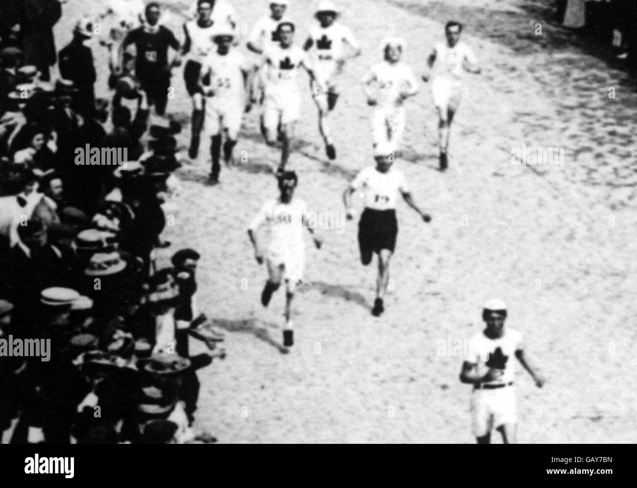 Vue générale des leaders du marathon alors qu'ils quittent le parc du château de Windsor.En troisième place (short foncé) se trouve Pietri Dorando, qui a été disqualifié, après avoir traversé la ligne en premier lieu, pour "céder le soutien externe".Il a reçu une coupe d'or de la reine Alexandra en reconnaissance de ses héroïques Banque D'Images