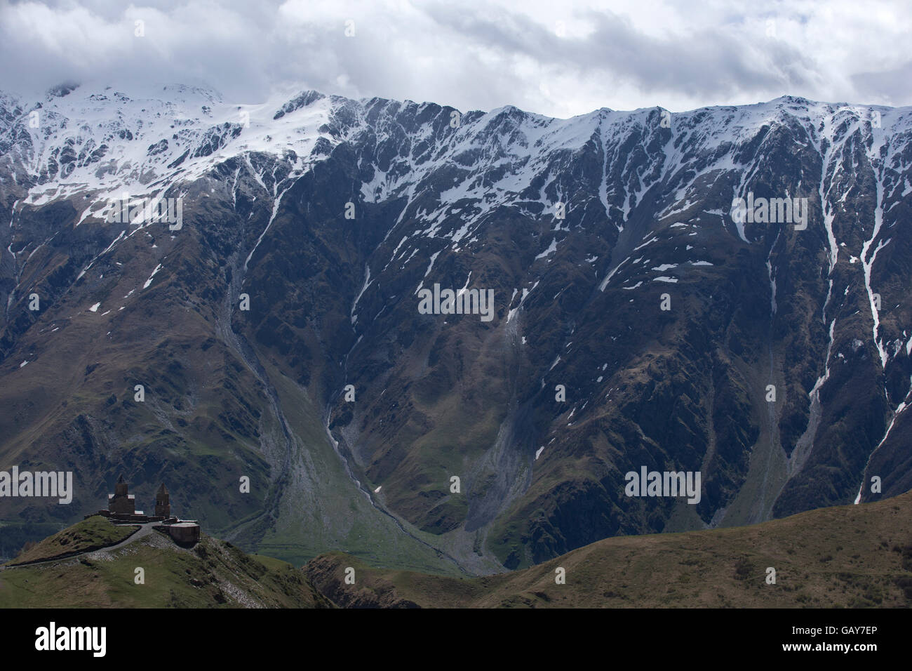 14e siècle l'église Holy Trinity (Tsminda Sameba) près du Mont Kazbek en Géorgie Banque D'Images