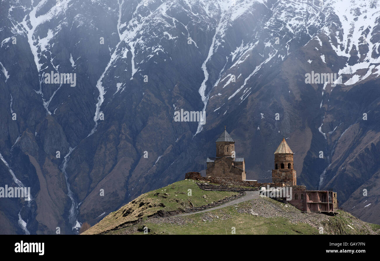 14e siècle l'église Holy Trinity (Tsminda Sameba) près du Mont Kazbek en Géorgie Banque D'Images