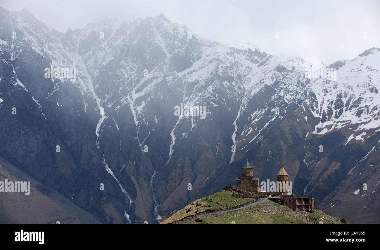 14e siècle l'église Holy Trinity (Tsminda Sameba) près du Mont Kazbek en Géorgie Banque D'Images