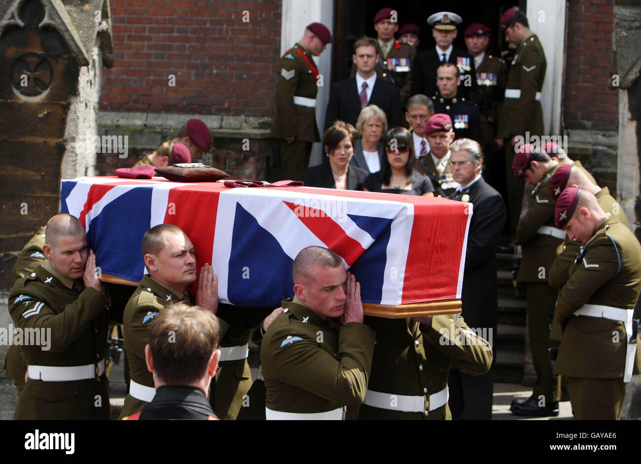 Le cercueil du caporal James Bateman sort de l'église St Peters, au centre de Colchester, dans l'Essex. Banque D'Images